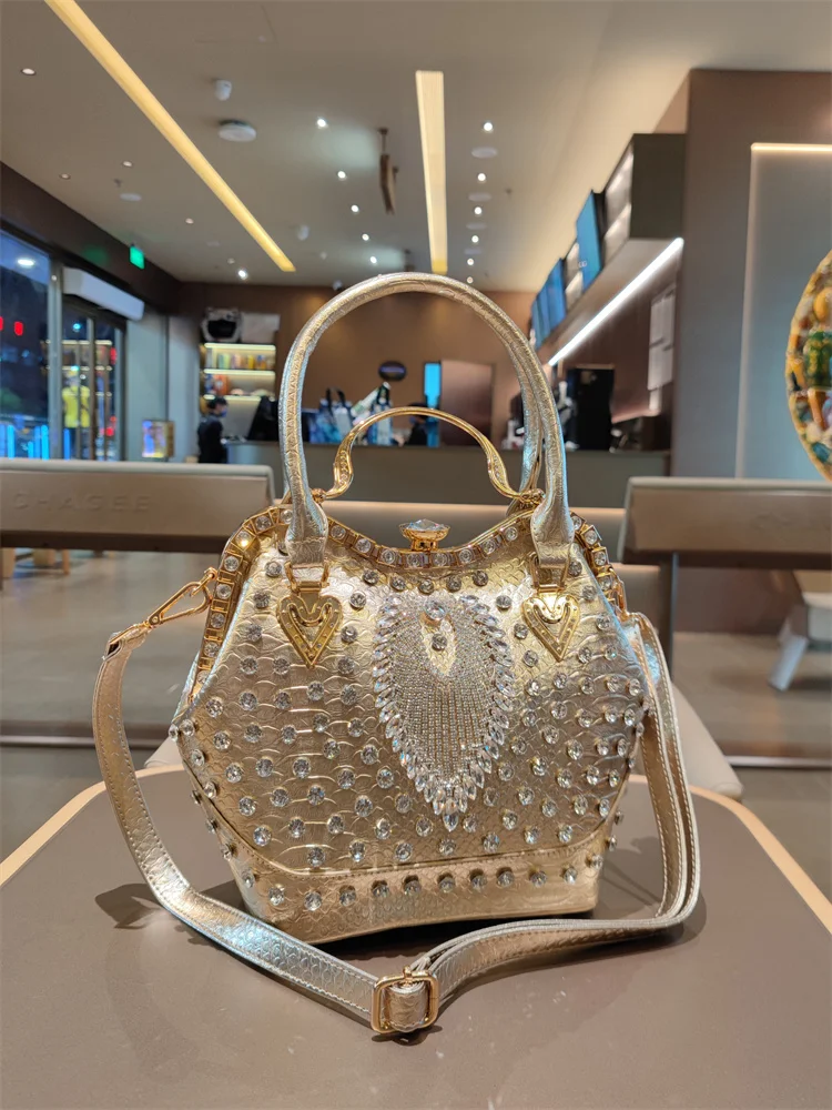 Роскошная кожаная сумка-ведро большой вместимости в стиле корзины для овощей, женская модная сумка для поездок на работу с мягкой ручкой и застежкой-защелкой
Роскошная кожаная сумка-ведро большой вместимости в стиле корзины для овощей, женская модная сумка для поездок на работу с мягкой ручкой и застежкой-защелкой