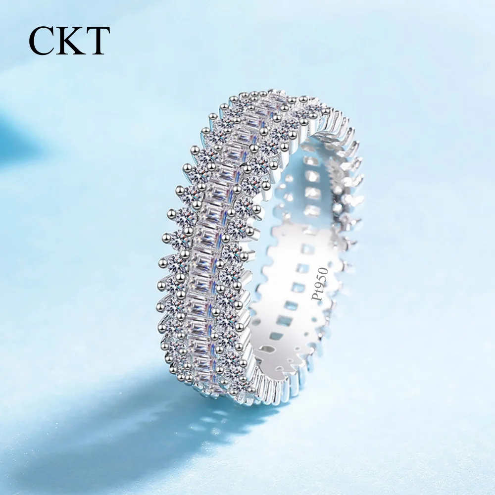 Ювелирное изделие CKT: Кольцо из 100% платины PT950 18K с муассанитом 2.6 карата, с крупными багетными бриллиантами, для женщин, великолепный трендовый дизайн
Ювелирное изделие CKT: Кольцо из 100% платины PT950 18K с муассанитом 2.6 карата, с крупными багетными бриллиантами, для женщин, великолепный трендовый дизайн