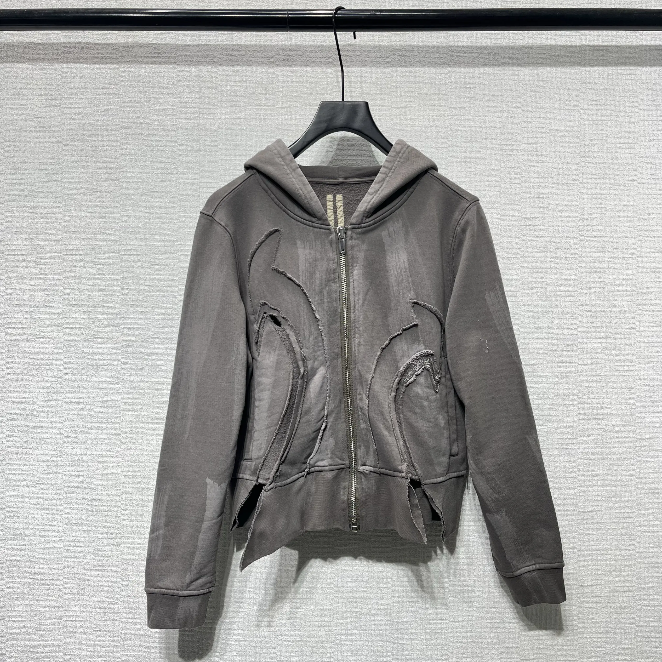 Designer-style Dark Streetwear R-style Arrow Graphic Cut-out / Torn Ripped Hole Paint Splatter Patchwork Women’s Hooded Zip-up
Designer-style Dark Streetwear R-style Arrow Graphic Cut-out / Torn Ripped Hole Paint Splatter Patchwork Women’s Hooded Zip-up