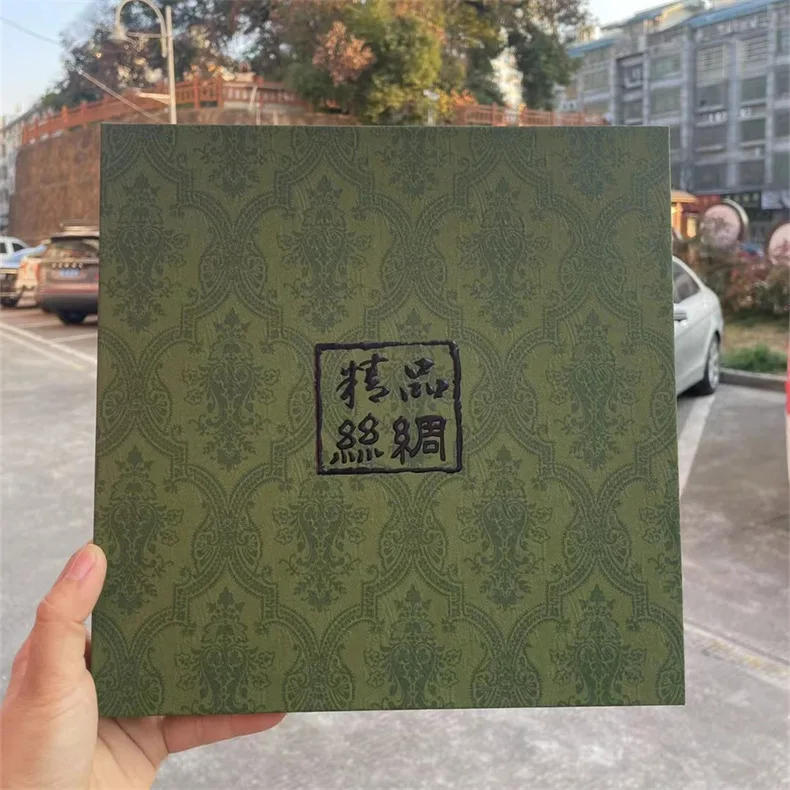 Silk scarf square scarf special packaging box tote bag high-end exquisite gifts
Silk scarf square scarf special packaging box tote bag high-end exquisite gifts