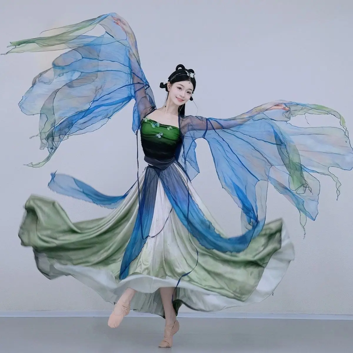 Butterfly Gradient Dance Dress - Ethereal Sheer Gown for Practice & Stage, New Chinese Classical Fairy Costume
Butterfly Gradient Dance Dress - Ethereal Sheer Gown for Practice & Stage, New Chinese Classical Fairy Costume
