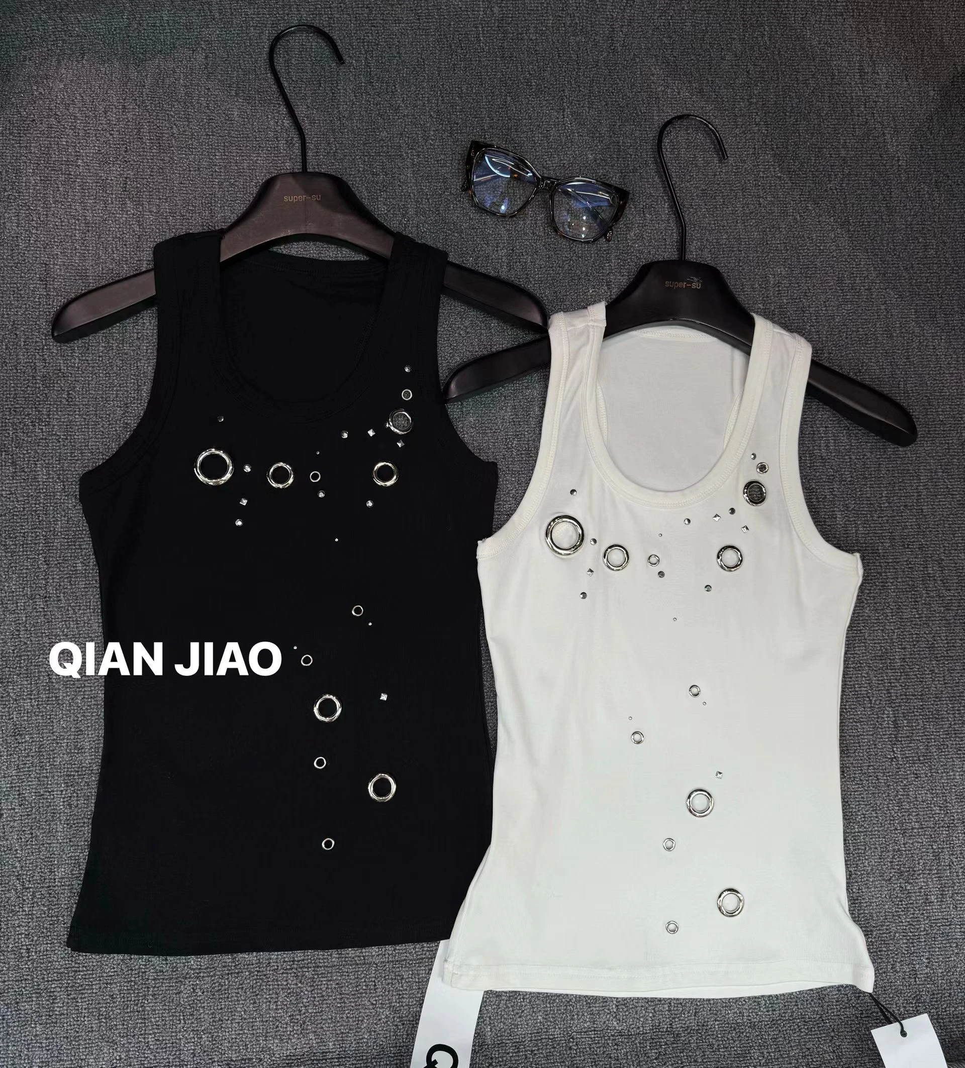 Slim Fit American Style Hot Girl Rivet Design Tank Top Sleeveless Versatile Workwear Women's Summer Cotton round Neck T-Shirt
Slim Fit American Style Hot Girl Rivet Design Tank Top Sleeveless Versatile Workwear Women's Summer Cotton round Neck T-Shirt