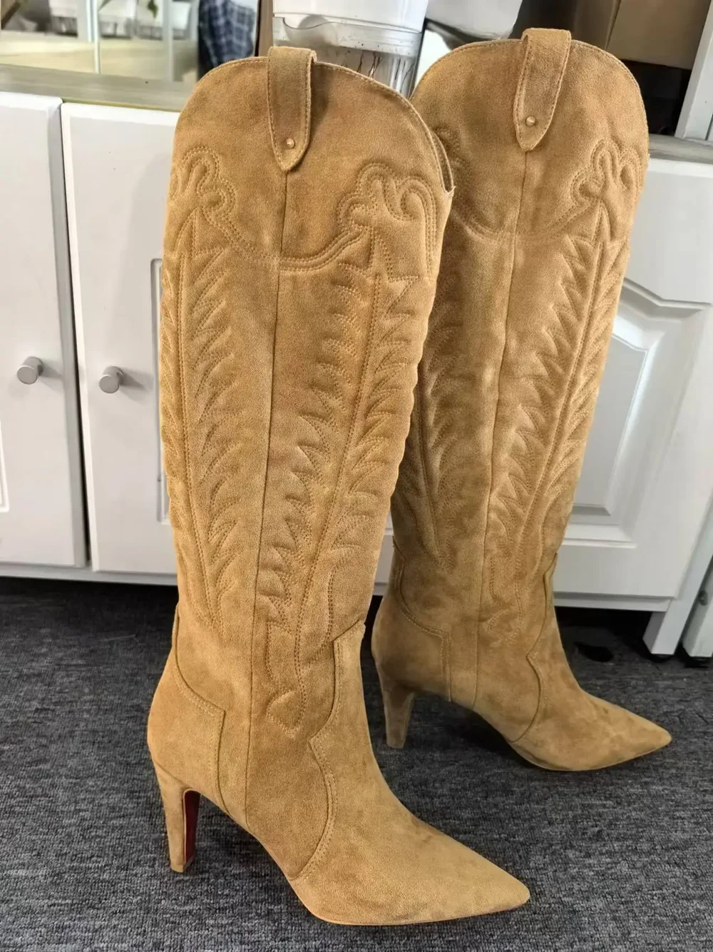 Fashion Tan Suede Stiletto Heel Western Knee-High Boots Pointed Toe Intricate Embossed Retro Design Elegant Cowboy-Chic Style
Fashion Tan Suede Stiletto Heel Western Knee-High Boots Pointed Toe Intricate Embossed Retro Design Elegant Cowboy-Chic Style