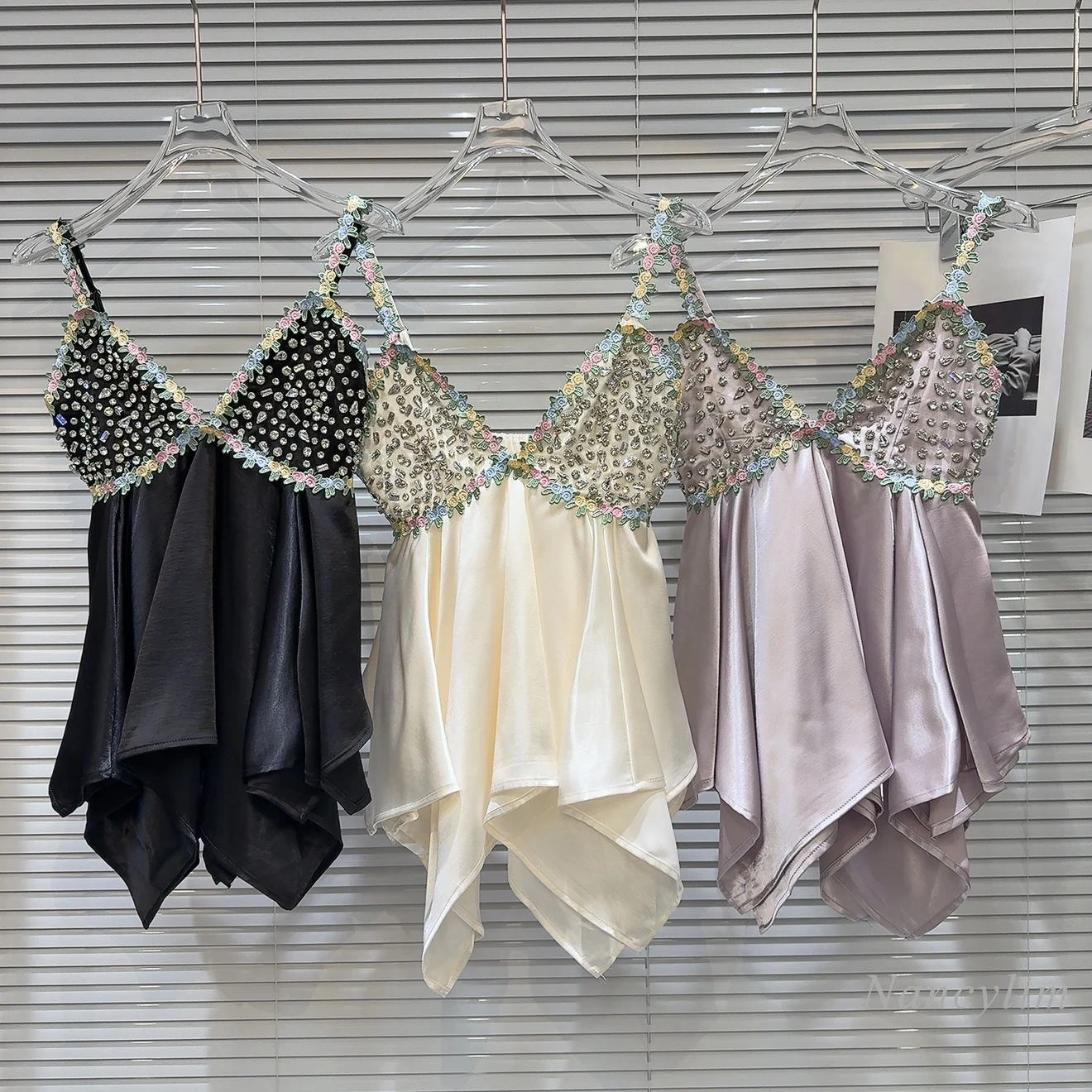 2025 Summer New Temperament Socialite Heavy Industry Rhinestone Embroidered Flower Shoulder Strap Sling Top Women's Vacation Top
2025 Summer New Temperament Socialite Heavy Industry Rhinestone Embroidered Flower Shoulder Strap Sling Top Women's Vacation Top