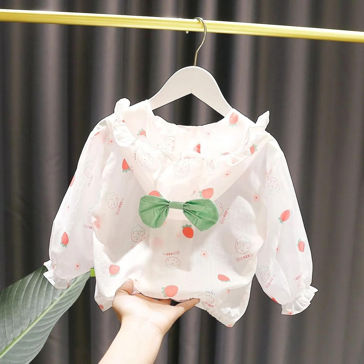 Летняя легкая шапка для девочек, одежда для защиты от солнца, тонкая, для кондиционирования, с капюшоном, легкая куртка для маленьких детей
Летняя легкая шапка для девочек, одежда для защиты от солнца, тонкая, для кондиционирования, с капюшоном, легкая куртка для маленьких детей