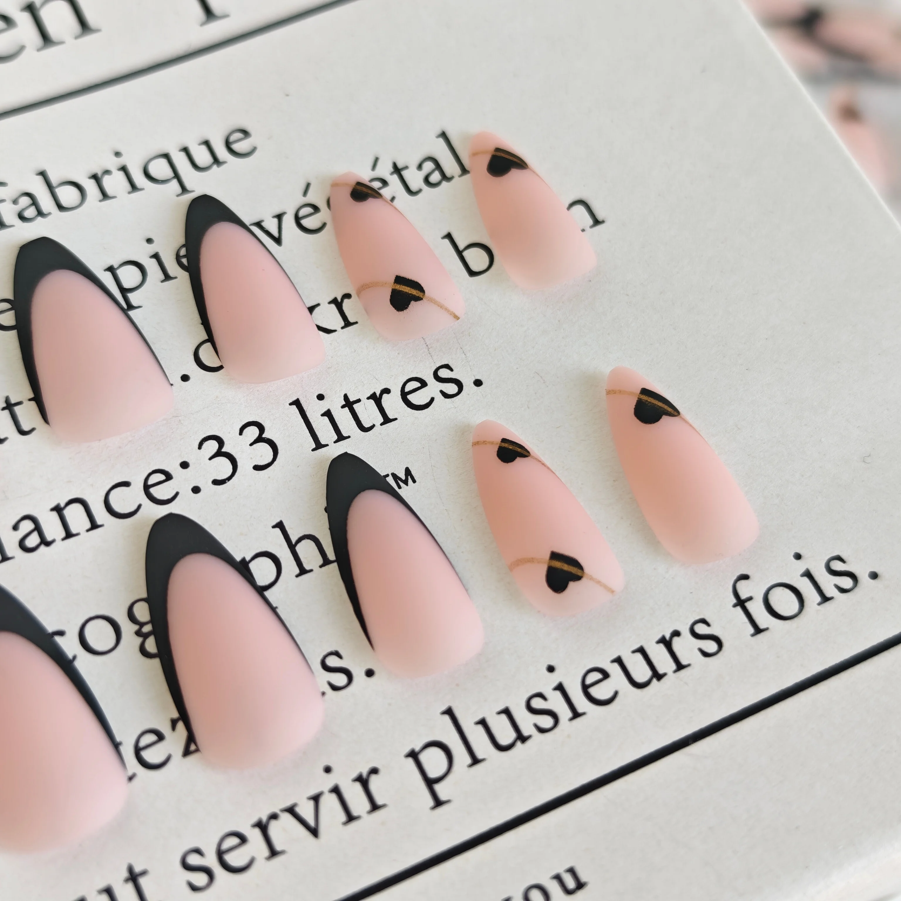 24 шт., черные матовые акценты для ногтей с французским кончиком — средней миндальной формы с шикарным дизайном в виде золотых сердечек
24 шт., черные матовые акценты для ногтей с французским кончиком — средней миндальной формы с шикарным дизайном в виде золотых сердечек