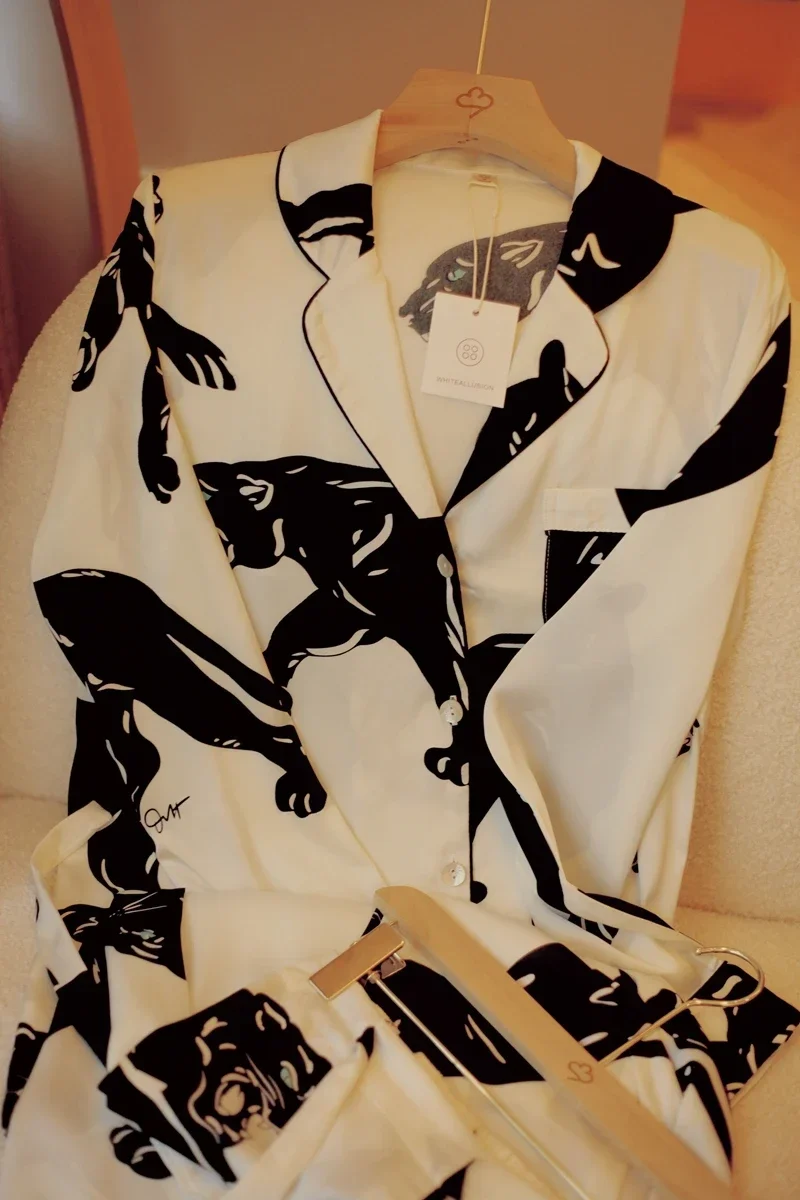 New luxury pajamas female household to take in the fall and winter of silk printed material animal long-sleeved pants
New luxury pajamas female household to take in the fall and winter of silk printed material animal long-sleeved pants