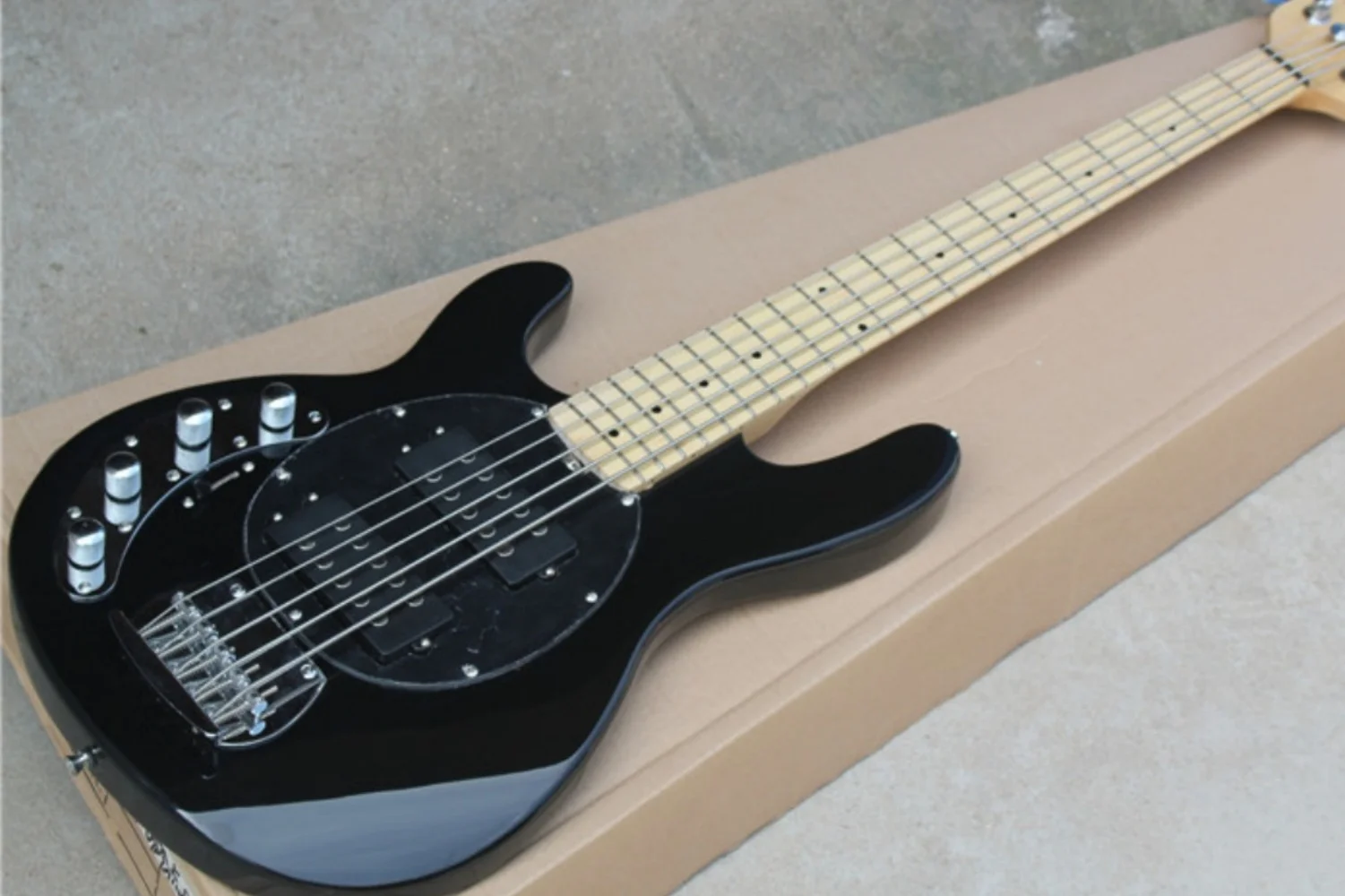 Left-handed bass guitar, 5-string black bass, fixed bridge, solid wood body with maple neck, HH pickups, 3-position switch
Left-handed bass guitar, 5-string black bass, fixed bridge, solid wood body with maple neck, HH pickups, 3-position switch