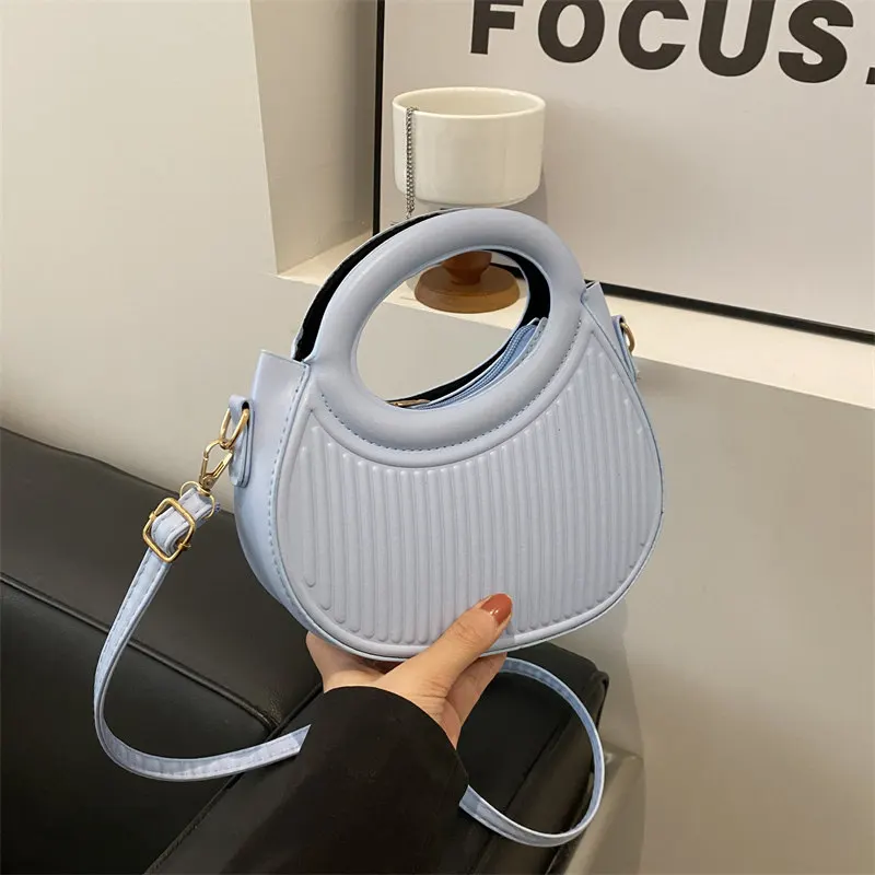 Модная дизайнерская сумка однотонного цвета с полосатыми элементами, элегантная и стильная сумка через плечо и на пояс из искусственной кожи.
Модная дизайнерская сумка однотонного цвета с полосатыми элементами, элегантная и стильная сумка через плечо и на пояс из искусственной кожи.