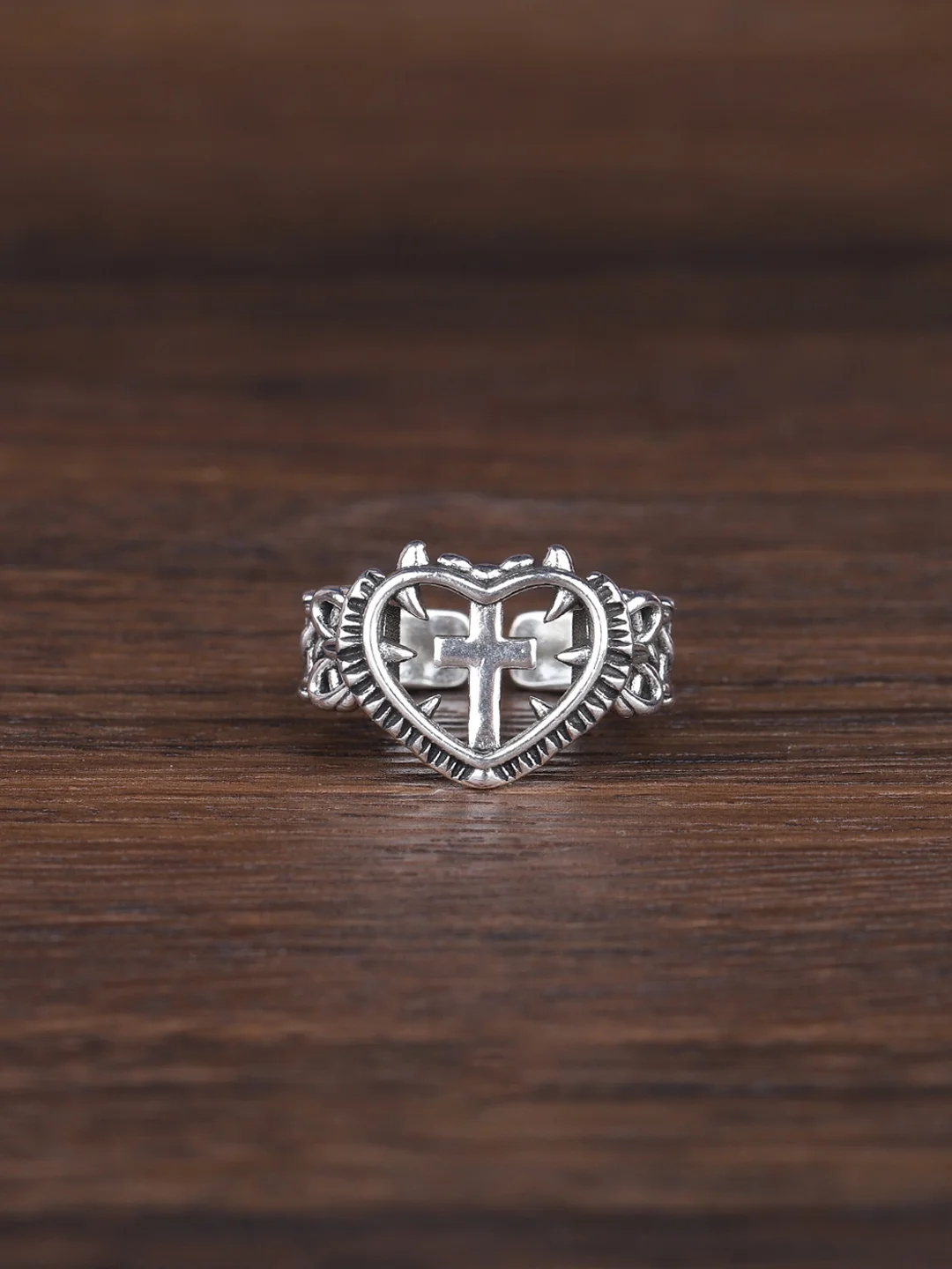 DAMAI Thorns Heart Ring Vintage Punk Cross Hollow out Ring Unisex Simple Match Alluring Finger Ring Fashion Jewelry Accessory
DAMAI Thorns Heart Ring Vintage Punk Cross Hollow out Ring Unisex Simple Match Alluring Finger Ring Fashion Jewelry Accessory