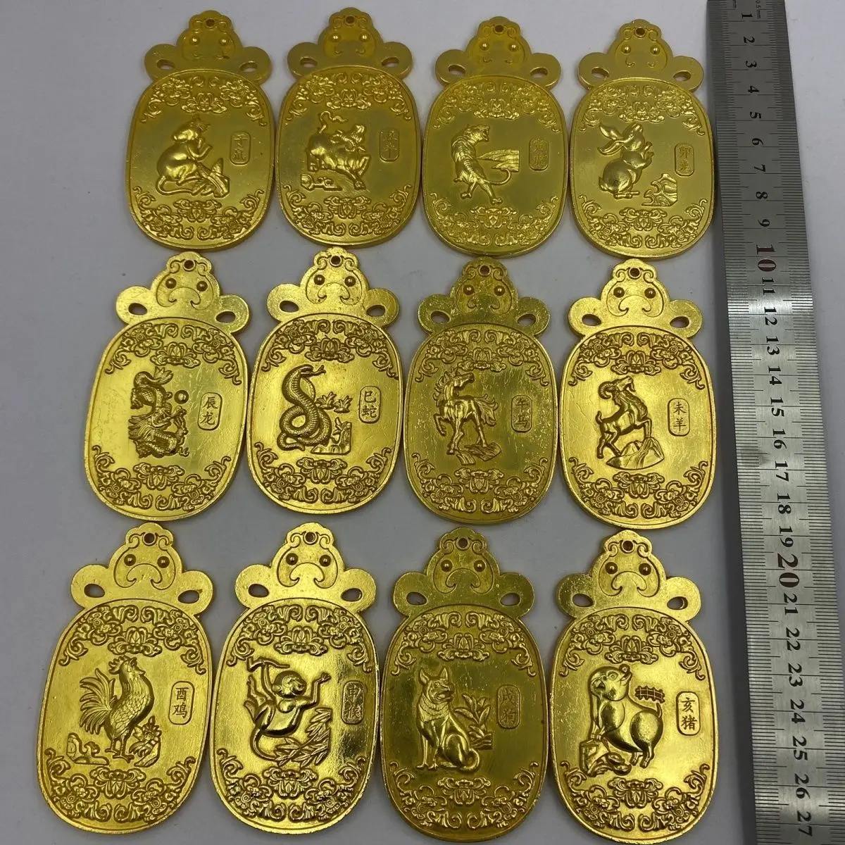 Antique gold ornament, pure copper gilt, twelve zodiac tags, pendants, random one.
Antique gold ornament, pure copper gilt, twelve zodiac tags, pendants, random one.