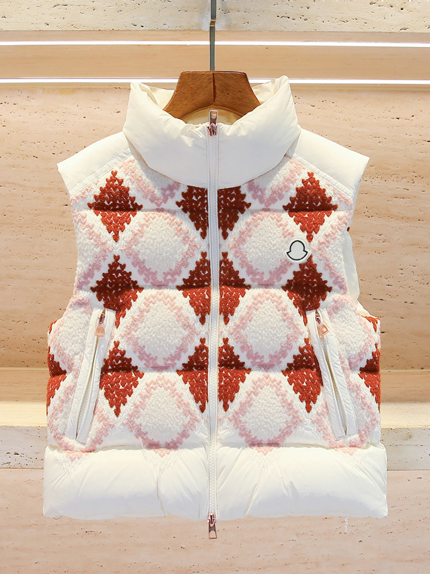 Теплая женская зимняя безрукавка из хлопка с узором «бриллиант», высококачественная, для повседневной носки
Теплая женская зимняя безрукавка из хлопка с узором «бриллиант», высококачественная, для повседневной носки