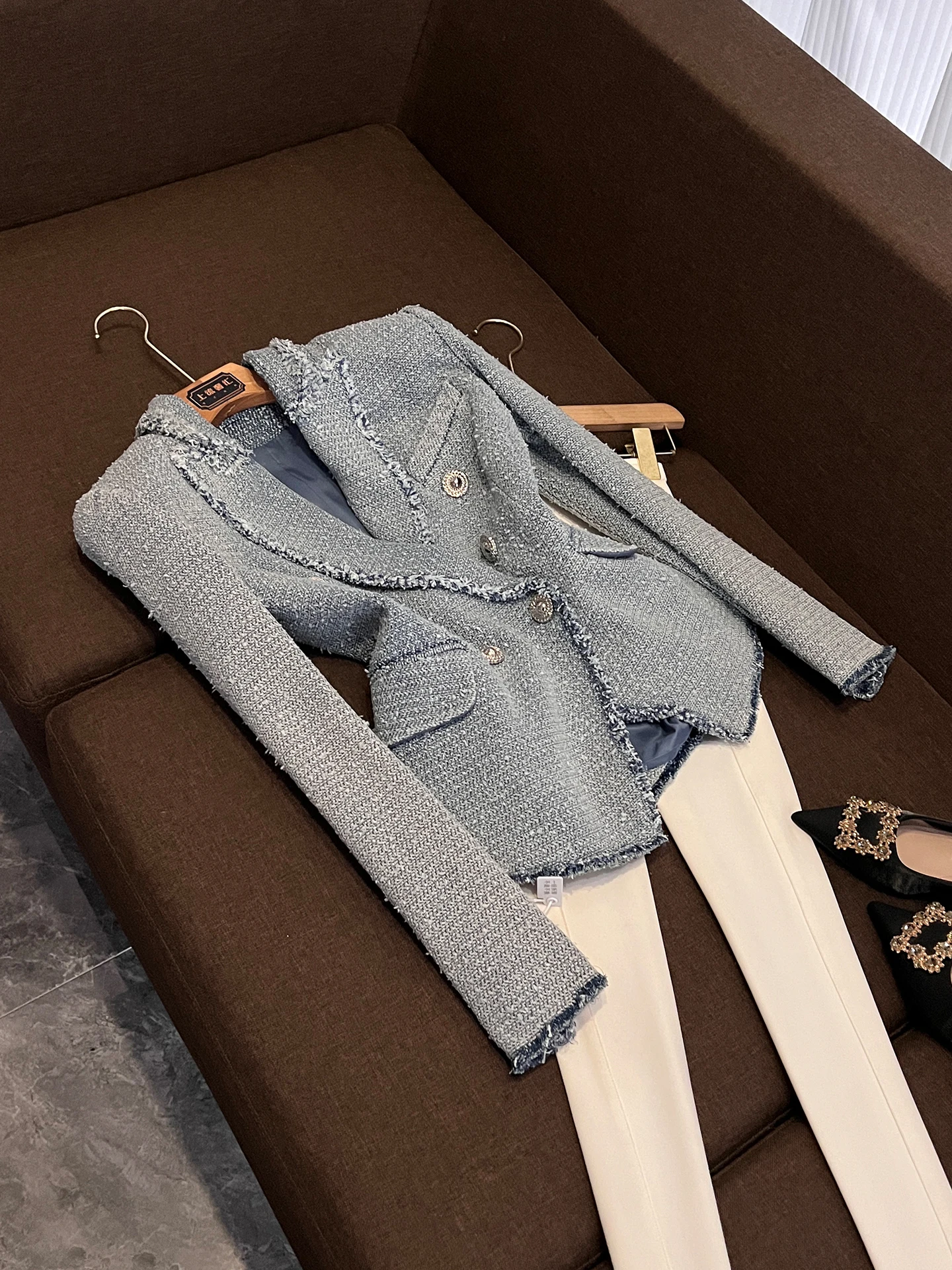 Светло-голубой повседневный шерстяной пиджак с двубортной застежкой, декоративной отделкой, женский, для офиса, с длинными рукавами, однотонное пальто
Светло-голубой повседневный шерстяной пиджак с двубортной застежкой, декоративной отделкой, женский, для офиса, с длинными рукавами, однотонное пальто