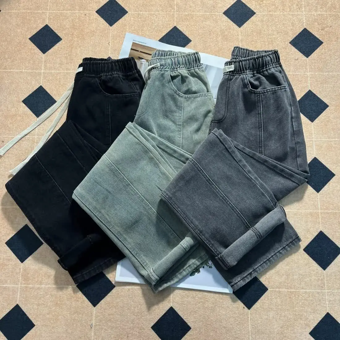 Джинсы с эластичной резинкой на талии, прямые потертые повседневные брюки в стиле ретро, универсальные напольные брюки для американских подростков
Джинсы с эластичной резинкой на талии, прямые потертые повседневные брюки в стиле ретро, универсальные напольные брюки для американских подростков