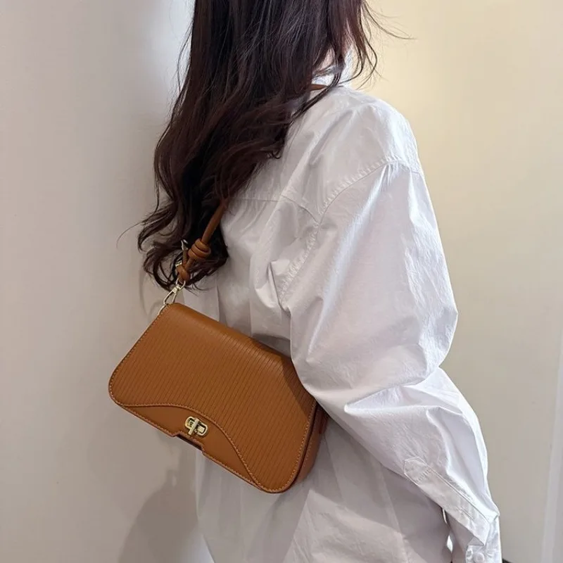 Retro Fashionable Crossbody Bag Women Premium Leather Fabric Vintage Simple Daily Matching Handbag
Retro Fashionable Crossbody Bag Women Premium Leather Fabric Vintage Simple Daily Matching Handbag