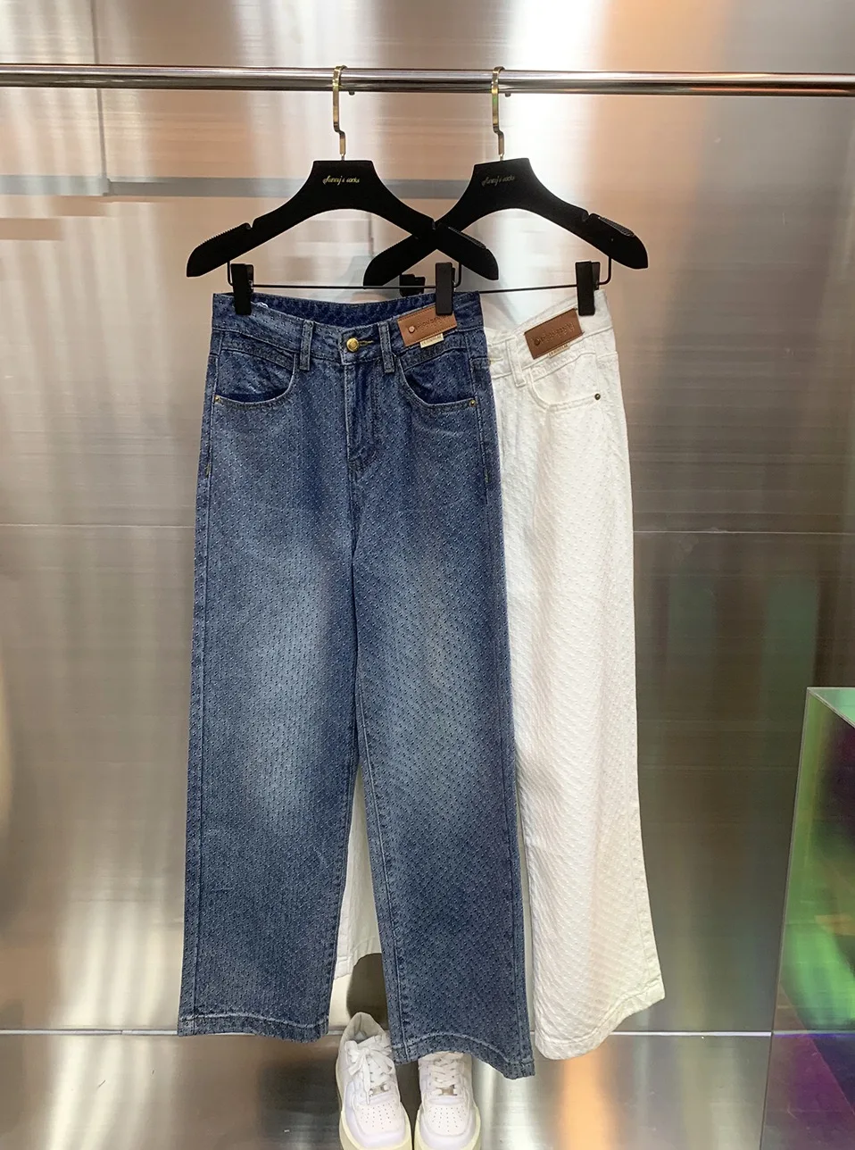 Джинсы женские прямые с высокой талией и широкими штанинами, повседневные, универсальные, из денима, летняя коллекция, нейтральный стиль
Джинсы женские прямые с высокой талией и широкими штанинами, повседневные, универсальные, из денима, летняя коллекция, нейтральный стиль