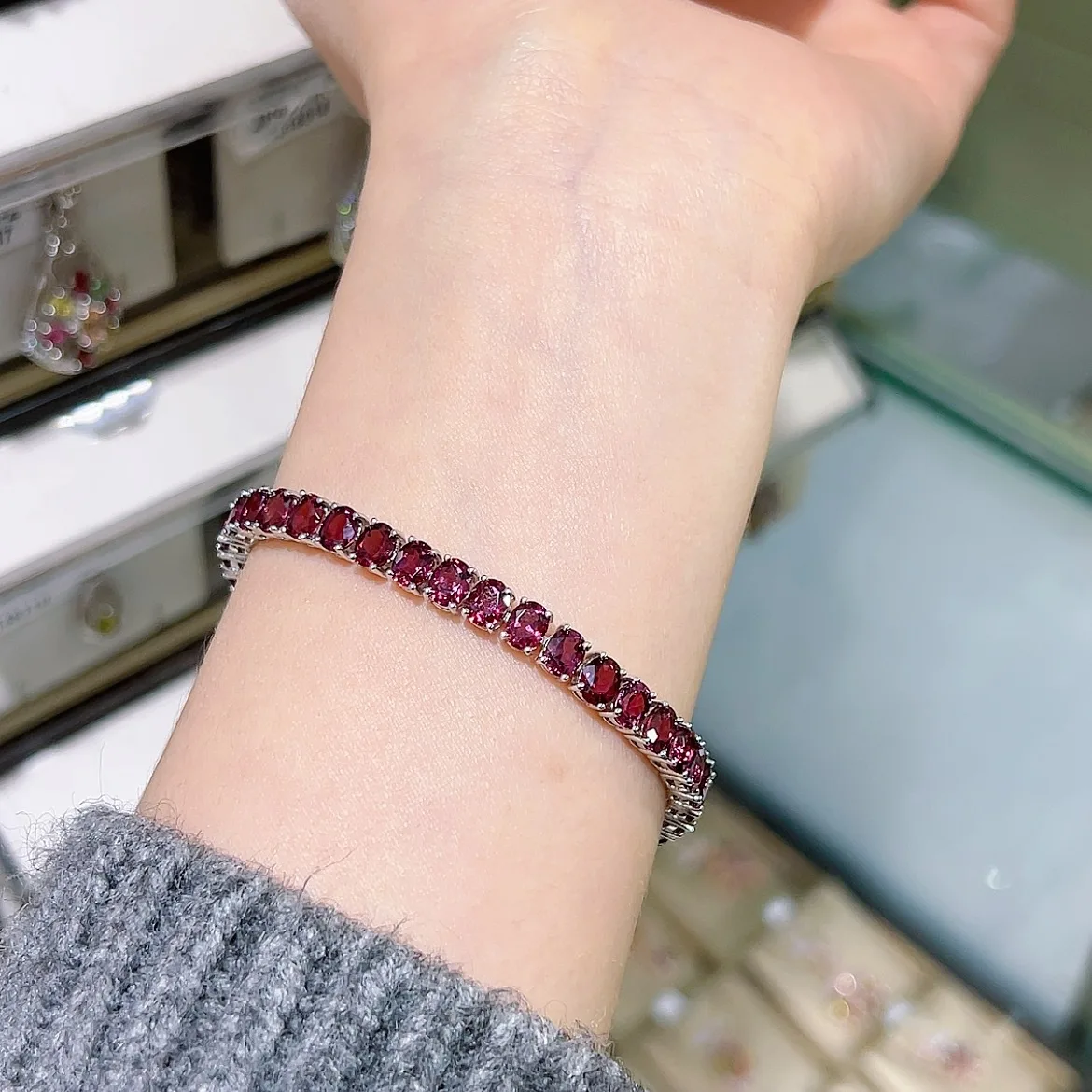 Natural Pyrope Garnet Tennis Bracelet 925 Silver White Gold Plated Adjustable Red Gemstone Tennis Chain for Women
Natural Pyrope Garnet Tennis Bracelet 925 Silver White Gold Plated Adjustable Red Gemstone Tennis Chain for Women