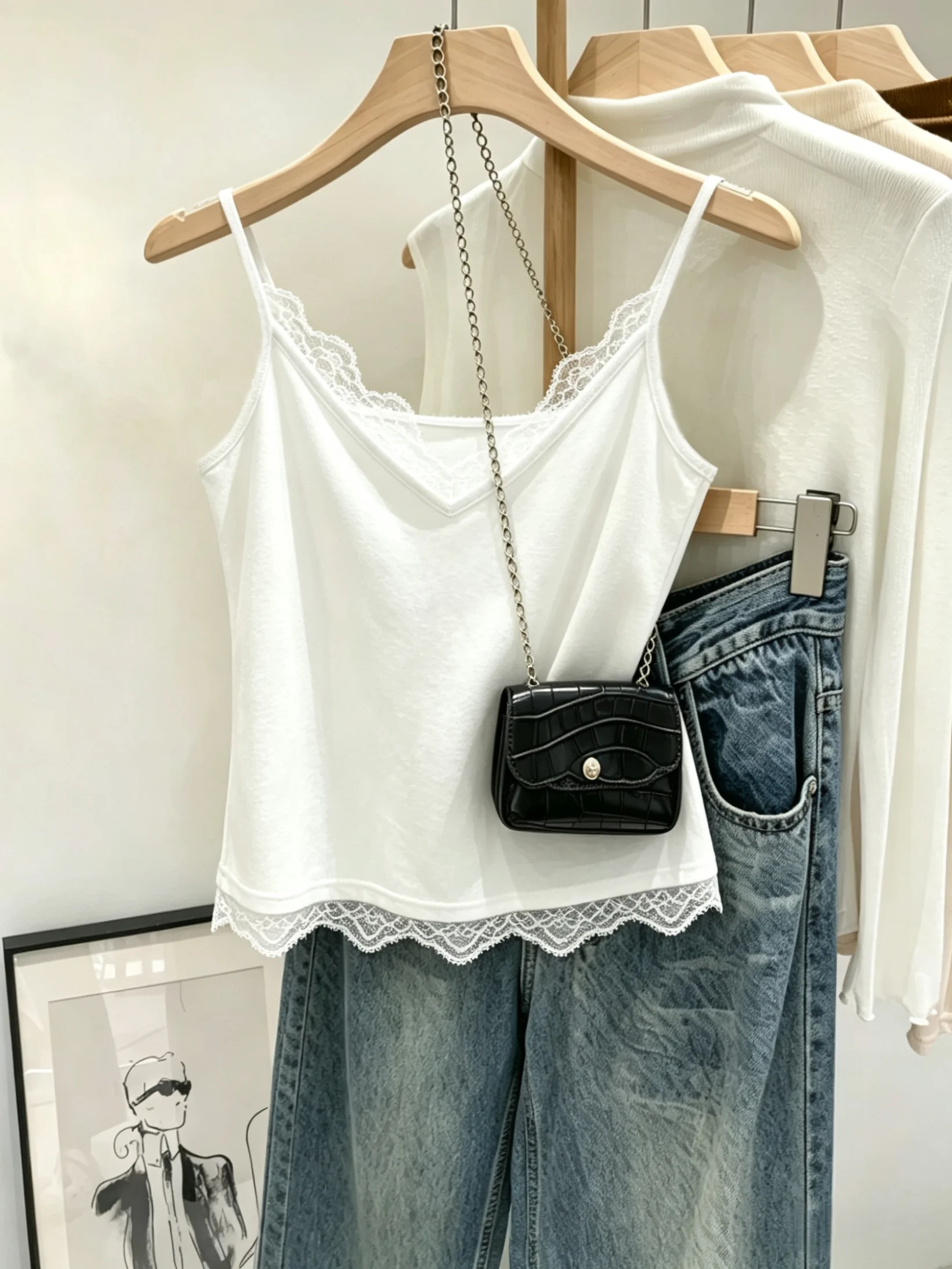 Spring Summer Lace Patchwork Strap Vest Women's New plus Size V-neck Slim Fit Sleeveless Inner Wear Top Elegant Simple Design
Spring Summer Lace Patchwork Strap Vest Women's New plus Size V-neck Slim Fit Sleeveless Inner Wear Top Elegant Simple Design