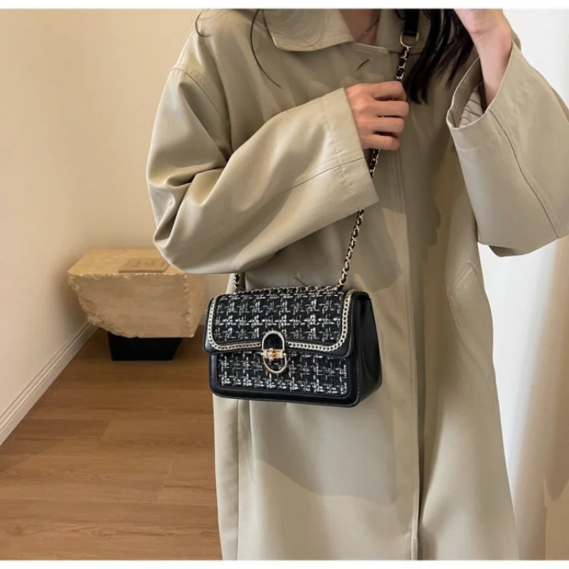 High-End Women's Tote Bag Crafted From Geo-Printed Leather Featuring Trendy Commuter Design And Famous Stylish Look
High-End Women's Tote Bag Crafted From Geo-Printed Leather Featuring Trendy Commuter Design And Famous Stylish Look