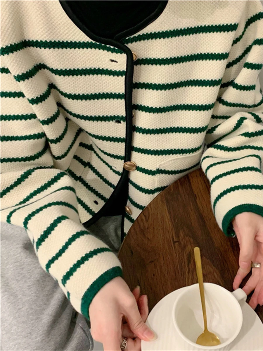 Striped Contrast Cardigan Women Autumn New Single Breasted O Neck Sweaters Casual Fashion Long Sleeve Knitted Outerwear 2024
Striped Contrast Cardigan Women Autumn New Single Breasted O Neck Sweaters Casual Fashion Long Sleeve Knitted Outerwear 2024