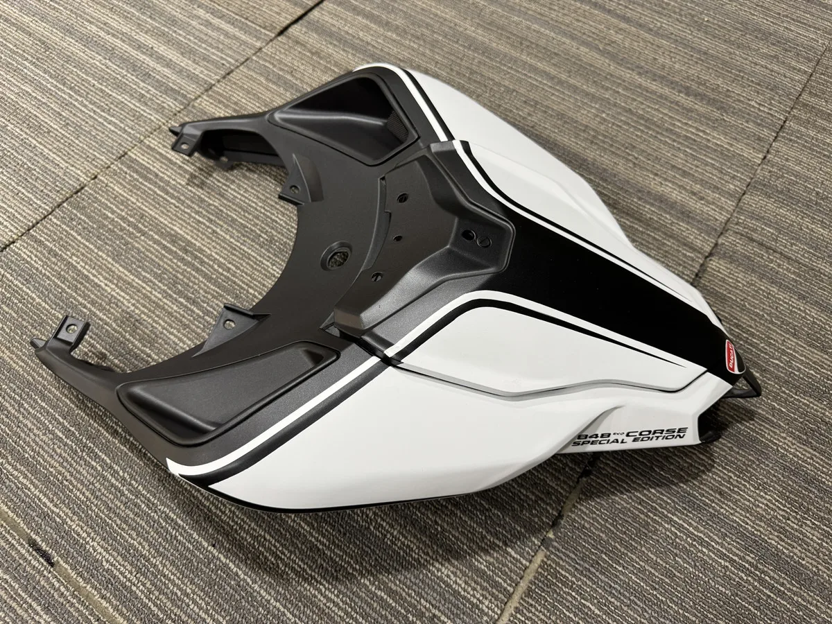 Suitable for Ducati 848 1098 1198 2007-08-09-10-11-2012 rear trunk rear hump car shell
Suitable for Ducati 848 1098 1198 2007-08-09-10-11-2012 rear trunk rear hump car shell