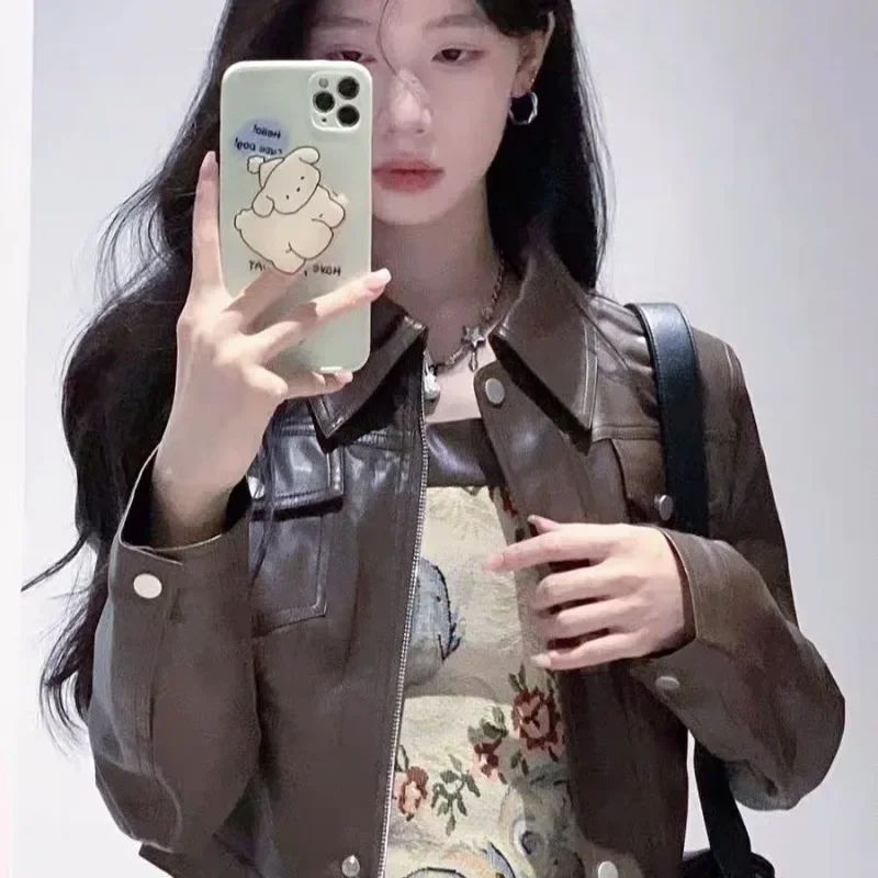 2024 Spring Autumn New Leather Women's Motorcycle Suit Small Slim Waist Short Group College Trend Women Clothing Faux Leather
2024 Spring Autumn New Leather Women's Motorcycle Suit Small Slim Waist Short Group College Trend Women Clothing Faux Leather