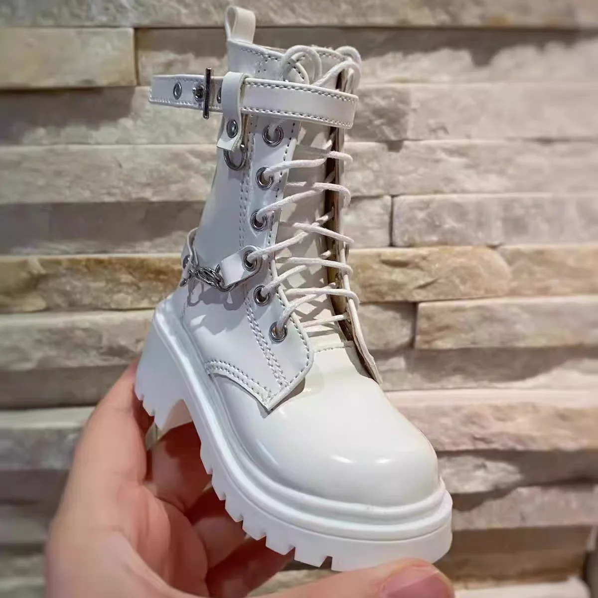 BJD doll shoes are suitable for sizes 1/41/3 uncle size new with heel short boots leather shoes classic color men's black white
BJD doll shoes are suitable for sizes 1/41/3 uncle size new with heel short boots leather shoes classic color men's black white