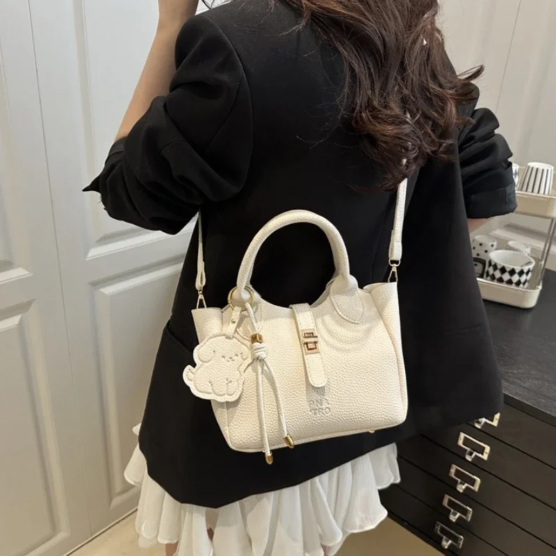 Текстурированная маленькая сумка для женщин, модная широкополосная маленькая квадратная сумка на одно плечо, новая корейская версия, повседневные сумки через плечо
Текстурированная маленькая сумка для женщин, модная широкополосная маленькая квадратная сумка на одно плечо, новая корейская версия, повседневные сумки через плечо