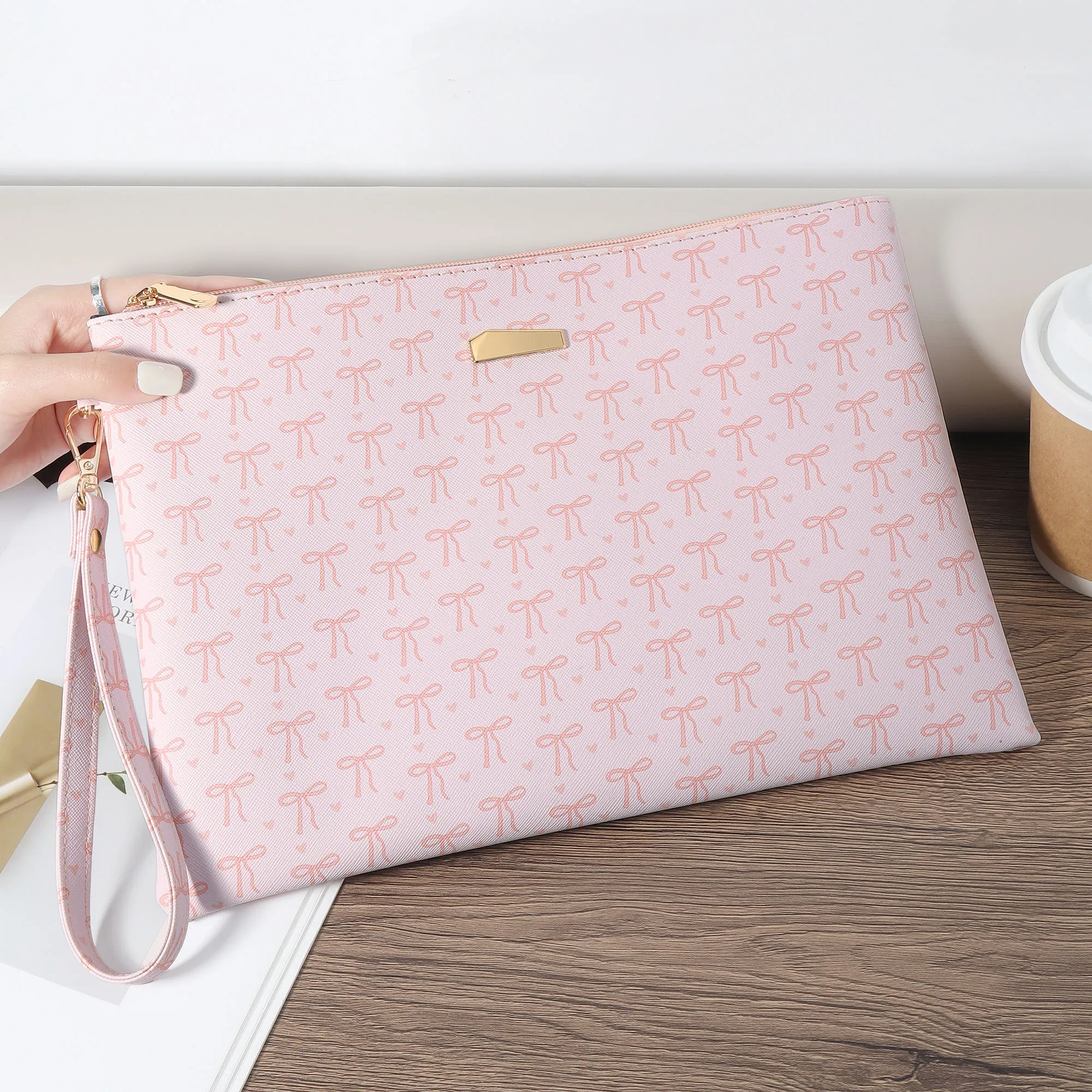 Fashionable new bow printed women's oversized handbag, women's briefcase, square handbag with wrist
Fashionable new bow printed women's oversized handbag, women's briefcase, square handbag with wrist