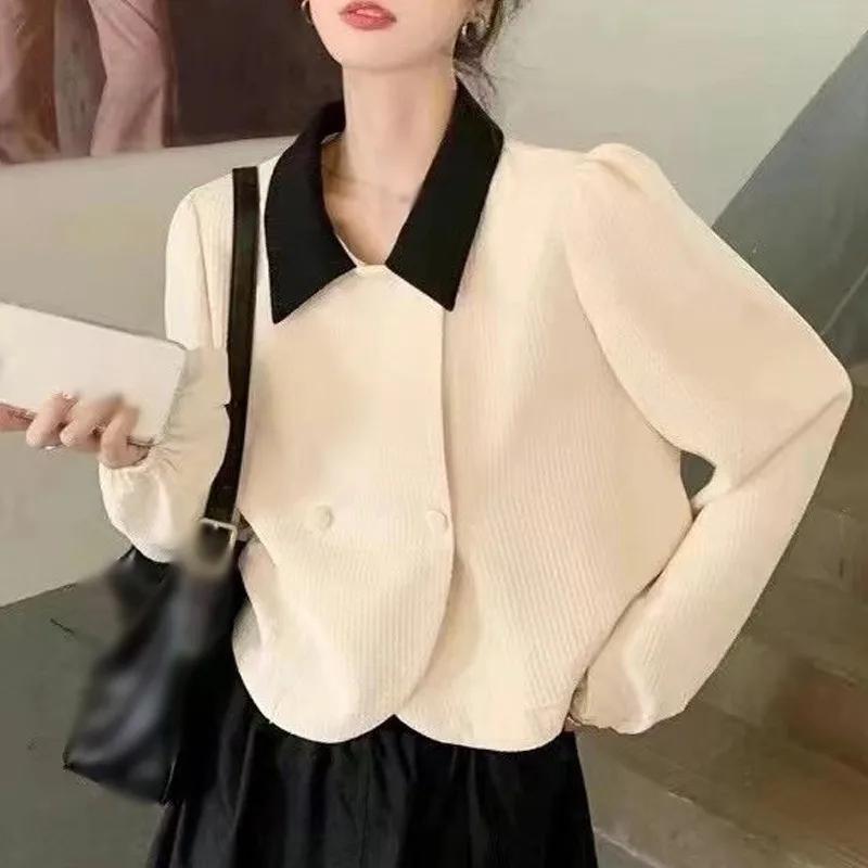 French Retro Contrast Lapels, Fashionable Temperament, Versatile, Cropped Long-sleeved Shirt Jacket
French Retro Contrast Lapels, Fashionable Temperament, Versatile, Cropped Long-sleeved Shirt Jacket