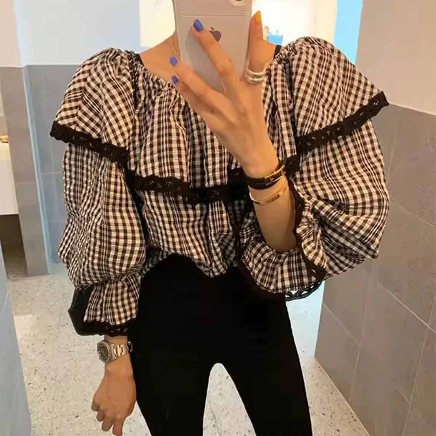 Рубашка Gagarich 2026 в стиле ретро с воротником-стойкой и клетчатым узором, женская, весенняя, новый дизайн, с рукавами-колокол и отделкой в виде лотоса, блузка-топ
Рубашка Gagarich 2026 в стиле ретро с воротником-стойкой и клетчатым узором, женская, весенняя, новый дизайн, с рукавами-колокол и отделкой в виде лотоса, блузка-топ