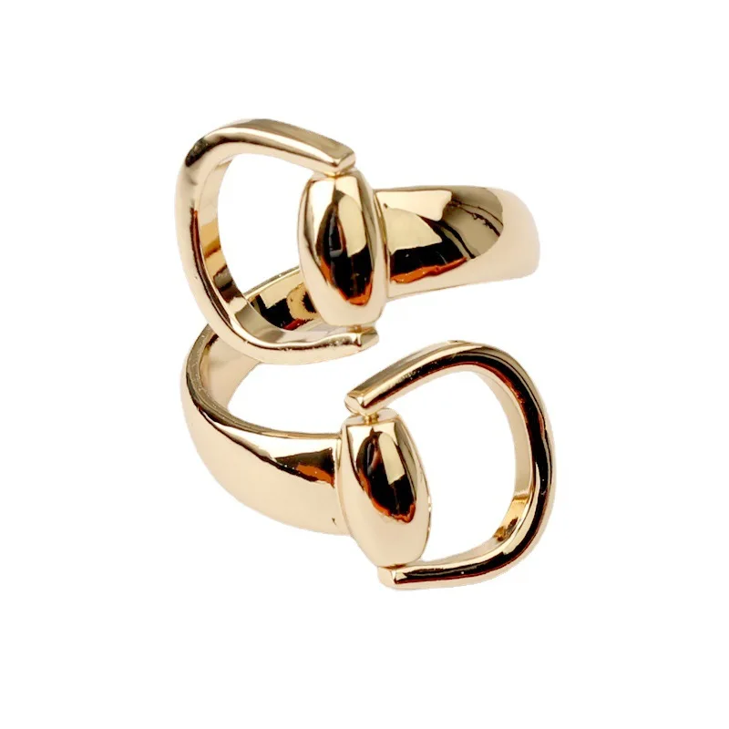 18K Horsebit Ring Scarf Buckle Metal 90cm Shawls scarf Button Brooch Hollow Designer Shawl Elegant Style Accessories
18K Horsebit Ring Scarf Buckle Metal 90cm Shawls scarf Button Brooch Hollow Designer Shawl Elegant Style Accessories