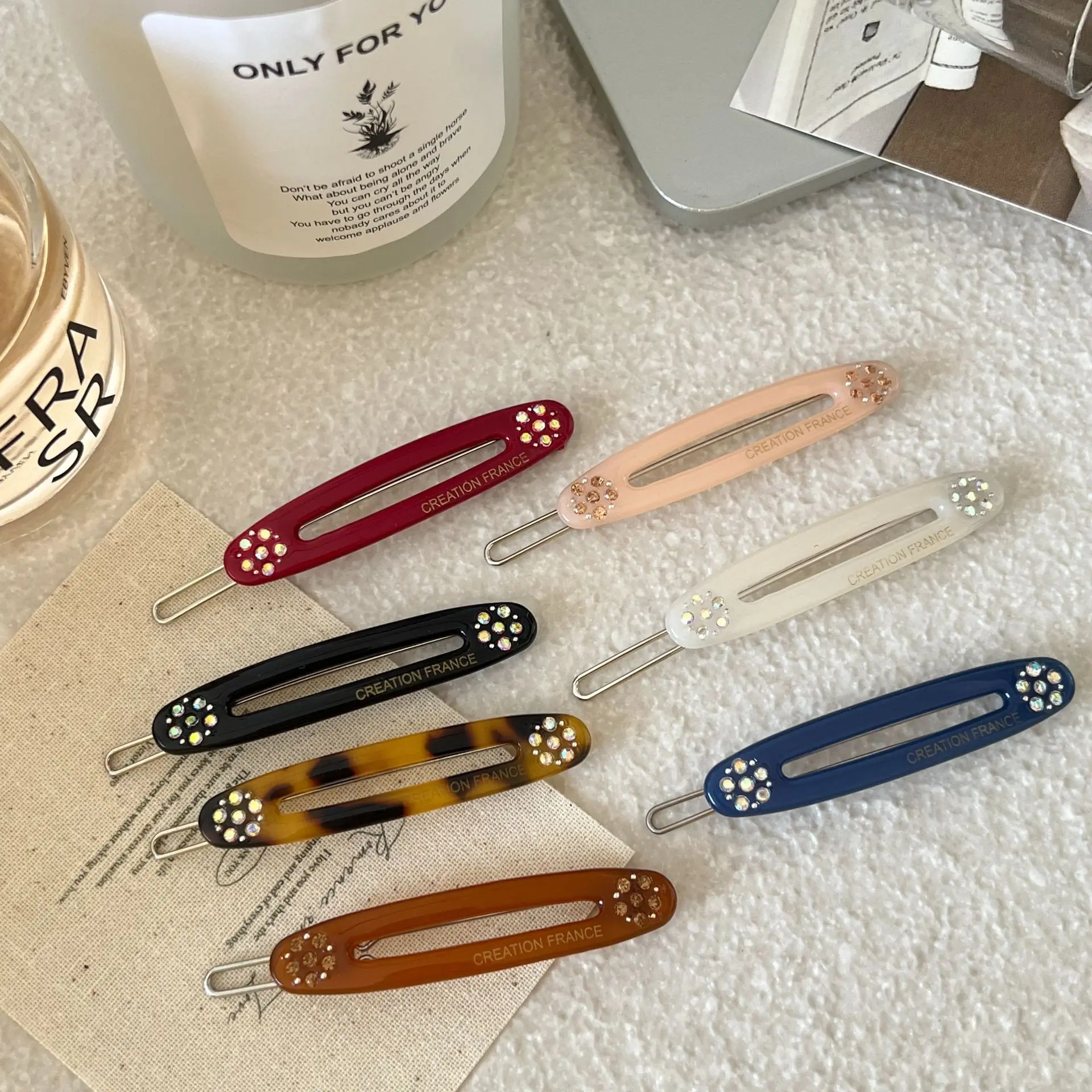 1pc Oval Side Claw Clip for Women; Fashionable Hair Clip for Bangs and Forehead; Single Clip Hairstyle Access
1pc Oval Side Claw Clip for Women; Fashionable Hair Clip for Bangs and Forehead; Single Clip Hairstyle Access