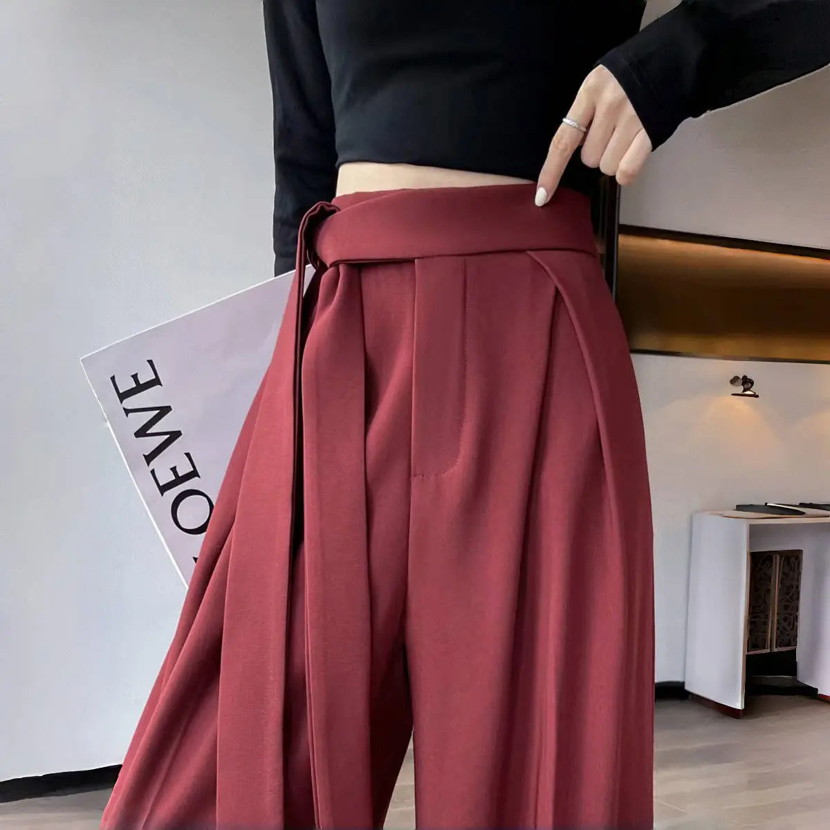 Весенне-летние женские брюки-палаццо свободного прямого кроя с эффектом стройности, струящиеся, с высокой талией, модные и стильные
Весенне-летние женские брюки-палаццо свободного прямого кроя с эффектом стройности, струящиеся, с высокой талией, модные и стильные