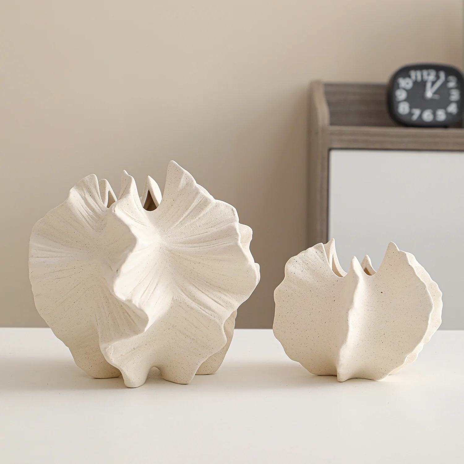 Ceramic Vase Geometric Wavy Patterns Petal Shape Porcelain Crafts Accessories for Flower Arrangement Flower Vase Home Decoration
Ceramic Vase Geometric Wavy Patterns Petal Shape Porcelain Crafts Accessories for Flower Arrangement Flower Vase Home Decoration