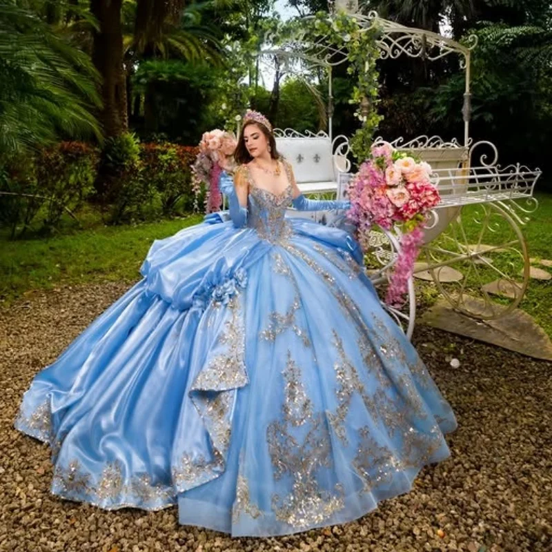 Атласные синие платья Quinceanera с открытыми плечами, золотистые блестящие наклейки, кружевное многослойное платье с длинным хвостом и бантом, Vestido De 15, Quinceanera, на заказ
Атласные синие платья Quinceanera с открытыми плечами, золотистые блестящие наклейки, кружевное многослойное платье с длинным хвостом и бантом, Vestido De 15, Quinceanera, на заказ