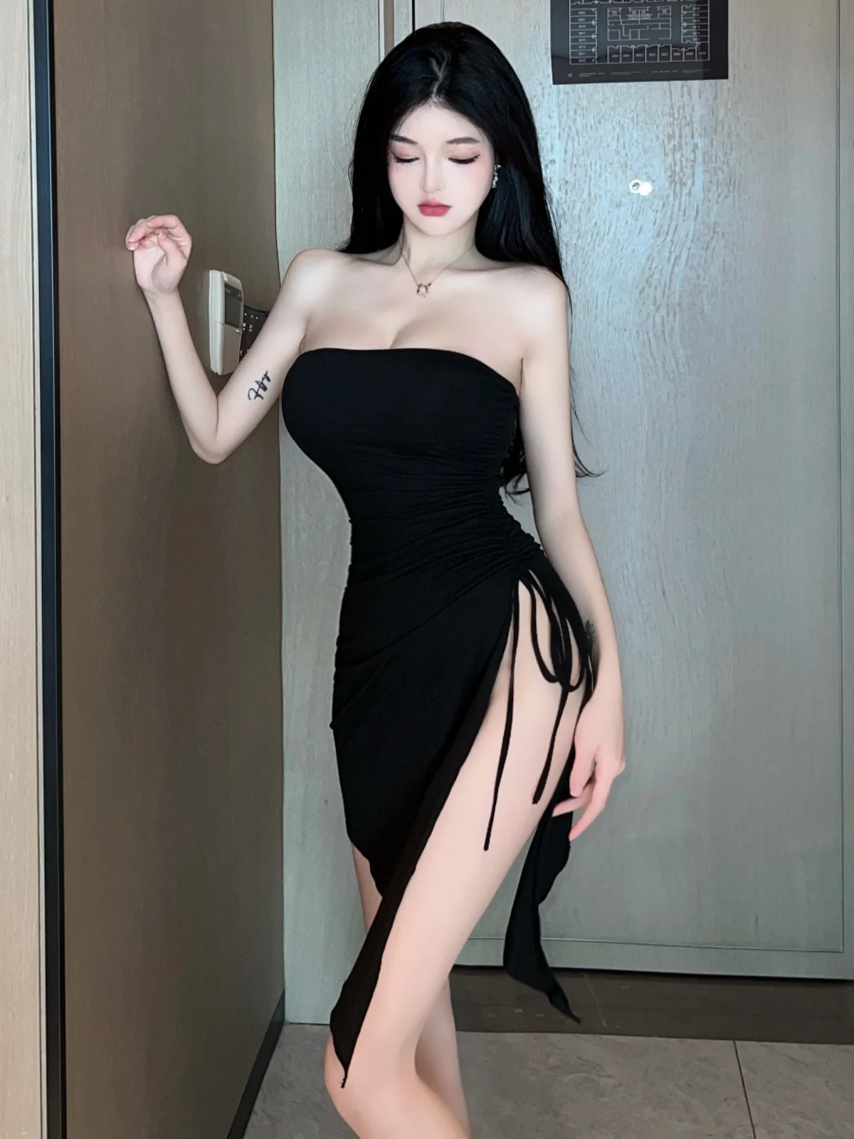 Black One-Shoulder Sexy Sleeveless Short Dress Women's Summer Side Slit Asymmetrical Hot Girl Dress High Waist Gored Skirt
Black One-Shoulder Sexy Sleeveless Short Dress Women's Summer Side Slit Asymmetrical Hot Girl Dress High Waist Gored Skirt
