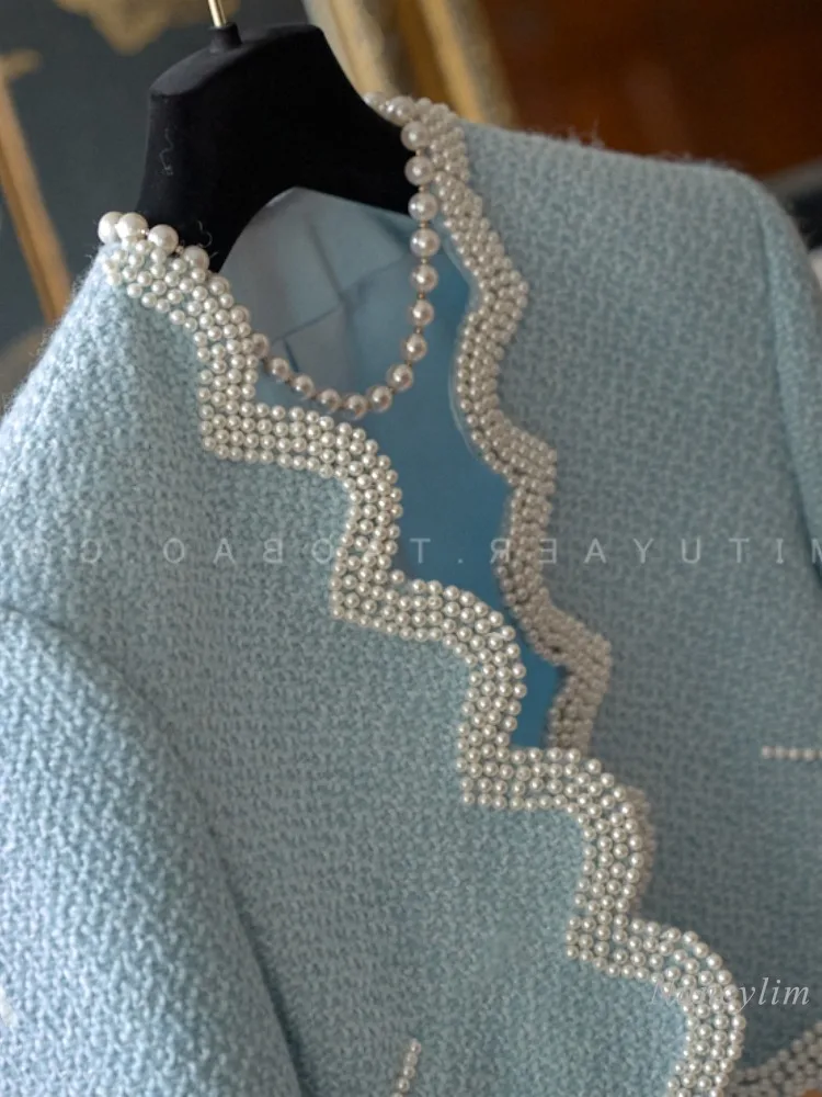 Celebrity Temperament Pearl Beaded Wavy Edge Tweed Blazer Short Chic Coat for Women Elegant Blue Coats Autumn 2024
Celebrity Temperament Pearl Beaded Wavy Edge Tweed Blazer Short Chic Coat for Women Elegant Blue Coats Autumn 2024