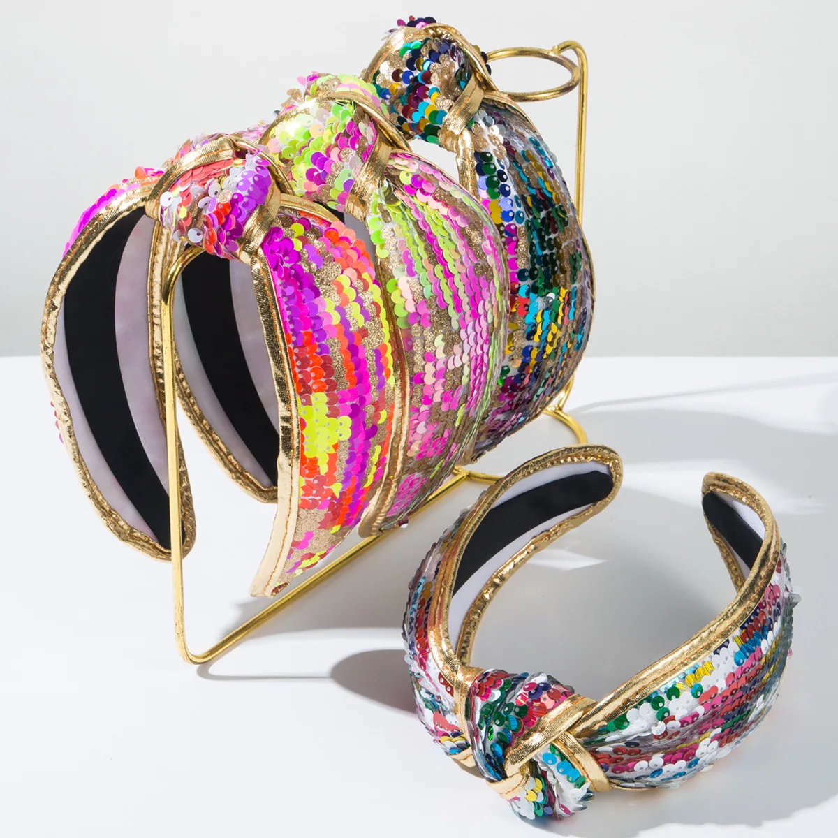 European and American New Women's Colorful Sequins Fabric Knotted Headband Shiny Dance Personalized Hair Accessories
European and American New Women's Colorful Sequins Fabric Knotted Headband Shiny Dance Personalized Hair Accessories