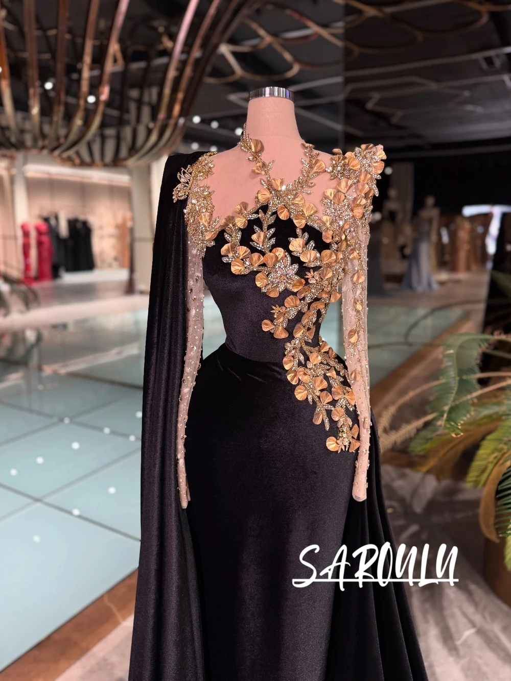 High-End Black Velvet Mermaid Prom Gown With Cape Sleeves Gold 3D Floral Appliques Long Sleeve Formal Evening Dress Customized
High-End Black Velvet Mermaid Prom Gown With Cape Sleeves Gold 3D Floral Appliques Long Sleeve Formal Evening Dress Customized