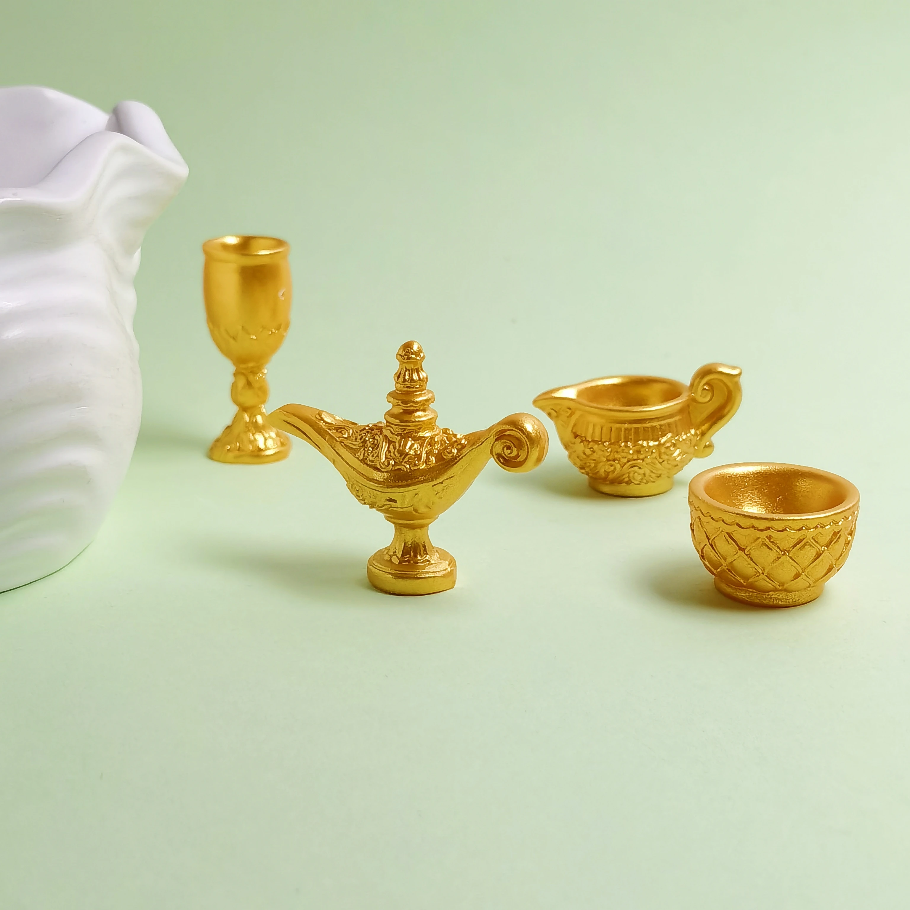 Gold Aladdin's Divine Lamp Ornament Doll House Miniature Figurines Statue Model For Holiday Party Supplier
Gold Aladdin's Divine Lamp Ornament Doll House Miniature Figurines Statue Model For Holiday Party Supplier