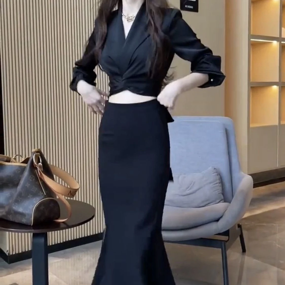 Модная женская рубашка из ацетатного атласа с поясом, универсальный топ для похудения, французский стиль, с длинными рукавами, воротник, стандартная длина
Модная женская рубашка из ацетатного атласа с поясом, универсальный топ для похудения, французский стиль, с длинными рукавами, воротник, стандартная длина