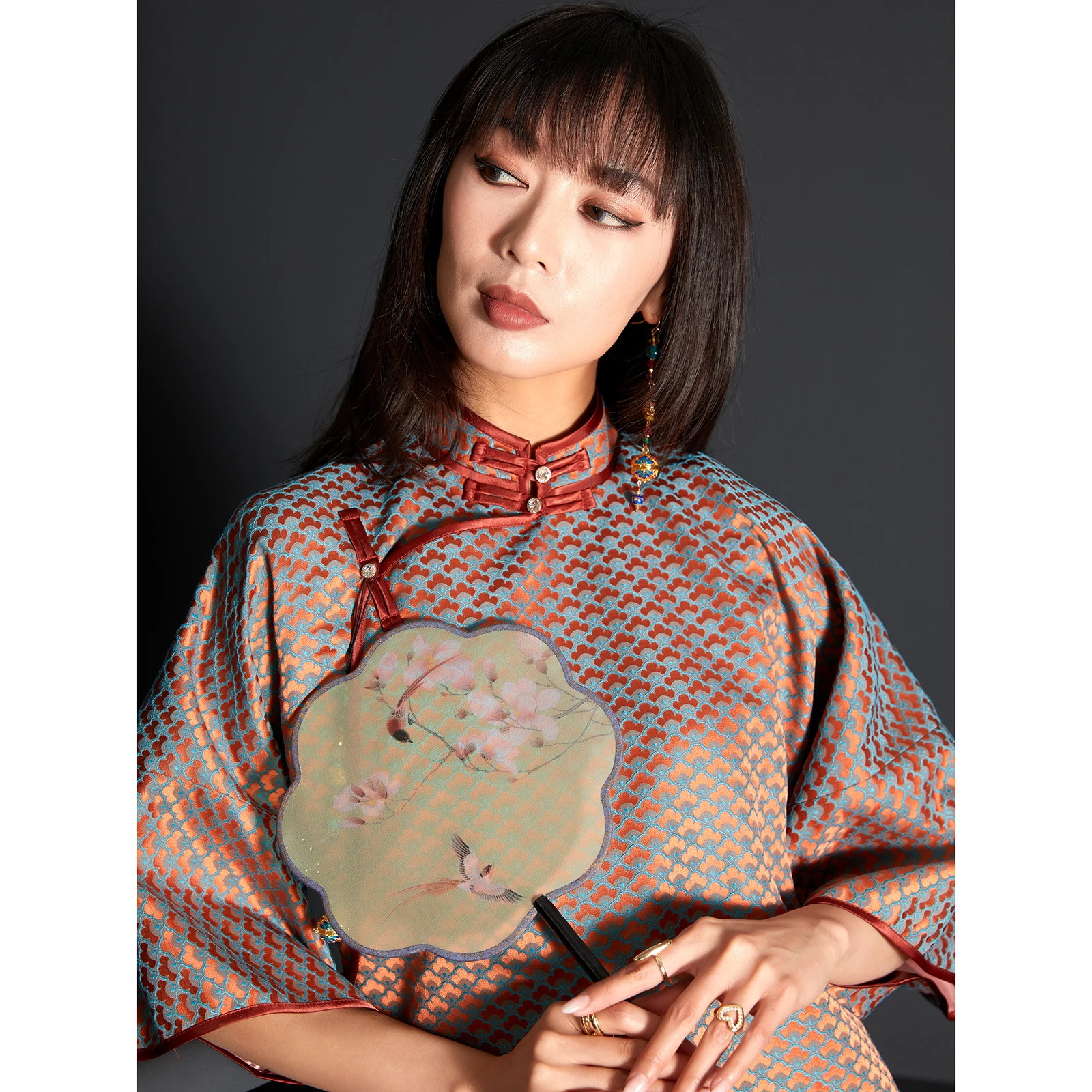 Retro Chinese Style Tang Suit Original Design Full Open Collar Dress Low Slit Short Sleeve for Women 25-35 Years Old
Retro Chinese Style Tang Suit Original Design Full Open Collar Dress Low Slit Short Sleeve for Women 25-35 Years Old