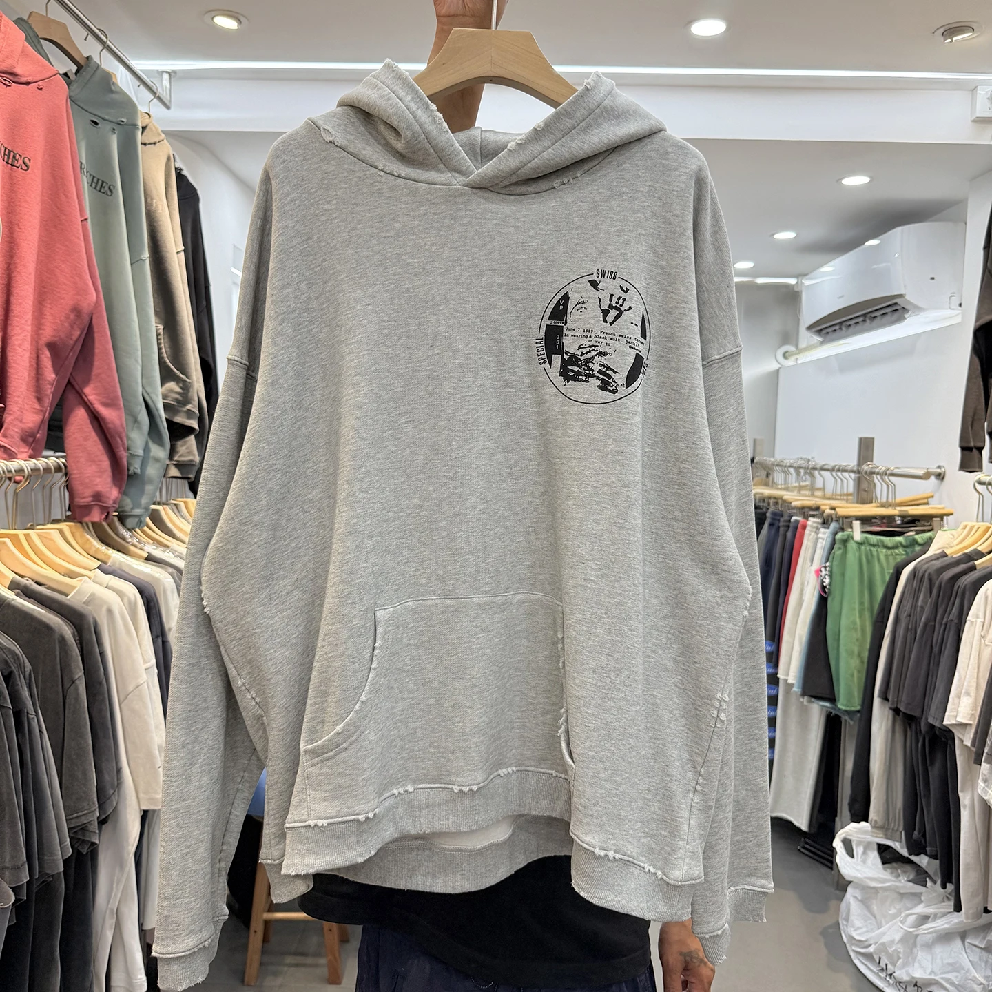 Мужская потертая толстовка с капюшоном и принтом в стиле ретро в американском стиле Ba, повседневная свободная посадка с принтом для молодежи
Мужская потертая толстовка с капюшоном и принтом в стиле ретро в американском стиле Ba, повседневная свободная посадка с принтом для молодежи