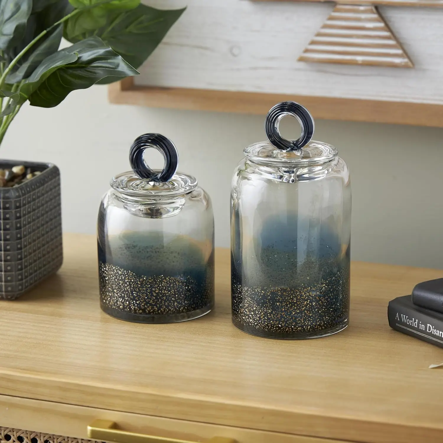 Декоративные стеклянные банки для гостиной ручной работы Deco 79, декоративный контейнер с деталями в виде золотых чешуек и крышками-кольцами, набор из 2 банок
Декоративные стеклянные банки для гостиной ручной работы Deco 79, декоративный контейнер с деталями в виде золотых чешуек и крышками-кольцами, набор из 2 банок