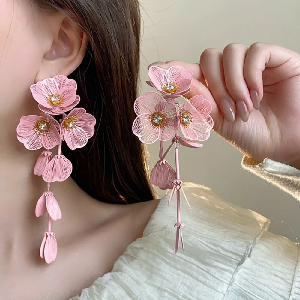 Exaggerated Big Flower Long Tassel Earrings Temperament Advanced Sense Women Earrings Light Luxury Metal Stud Earrings Gifts
Exaggerated Big Flower Long Tassel Earrings Temperament Advanced Sense Women Earrings Light Luxury Metal Stud Earrings Gifts