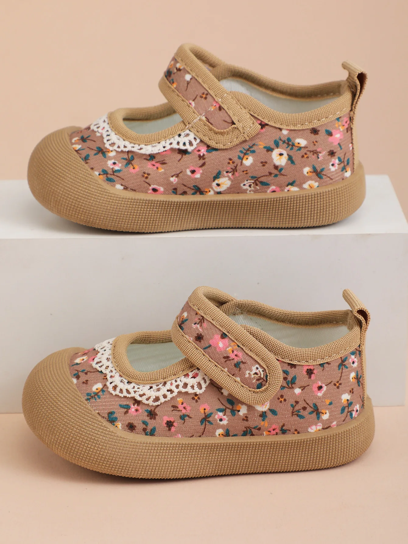 Spring and Autumn 2024 New Korean Version of Indoor Girls' Canvas Shoes Soft-Soled Children's Baby Toddler Shoes Children's Shoes
Spring and Autumn 2024 New Korean Version of Indoor Girls' Canvas Shoes Soft-Soled Children's Baby Toddler Shoes Children's Shoes