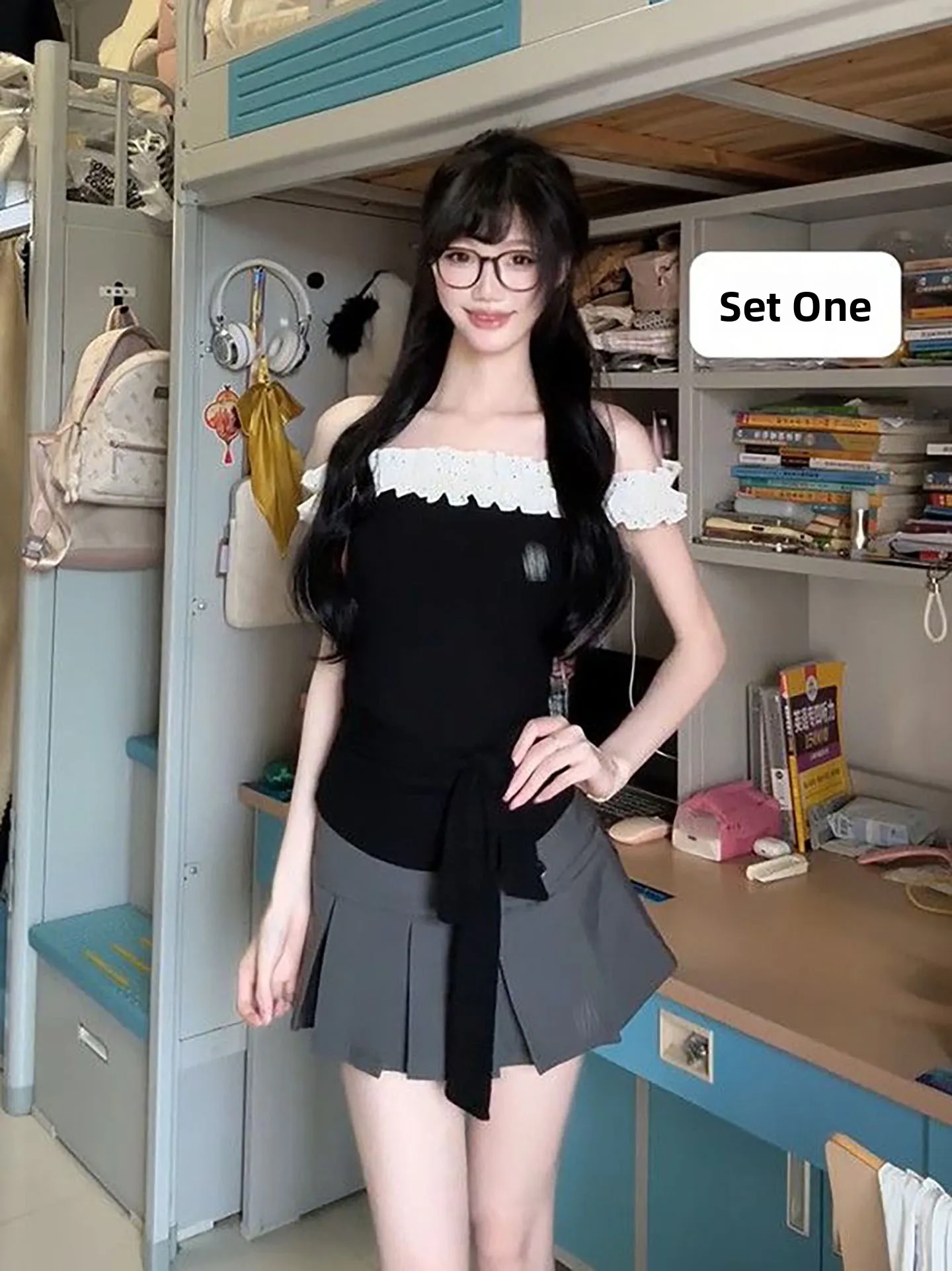 Summer Black Off-Shoulder Short Top And Grey High Waist Pleated Skirt Two-Piece Set Fashionable Sweet And Spicy Style
Summer Black Off-Shoulder Short Top And Grey High Waist Pleated Skirt Two-Piece Set Fashionable Sweet And Spicy Style
