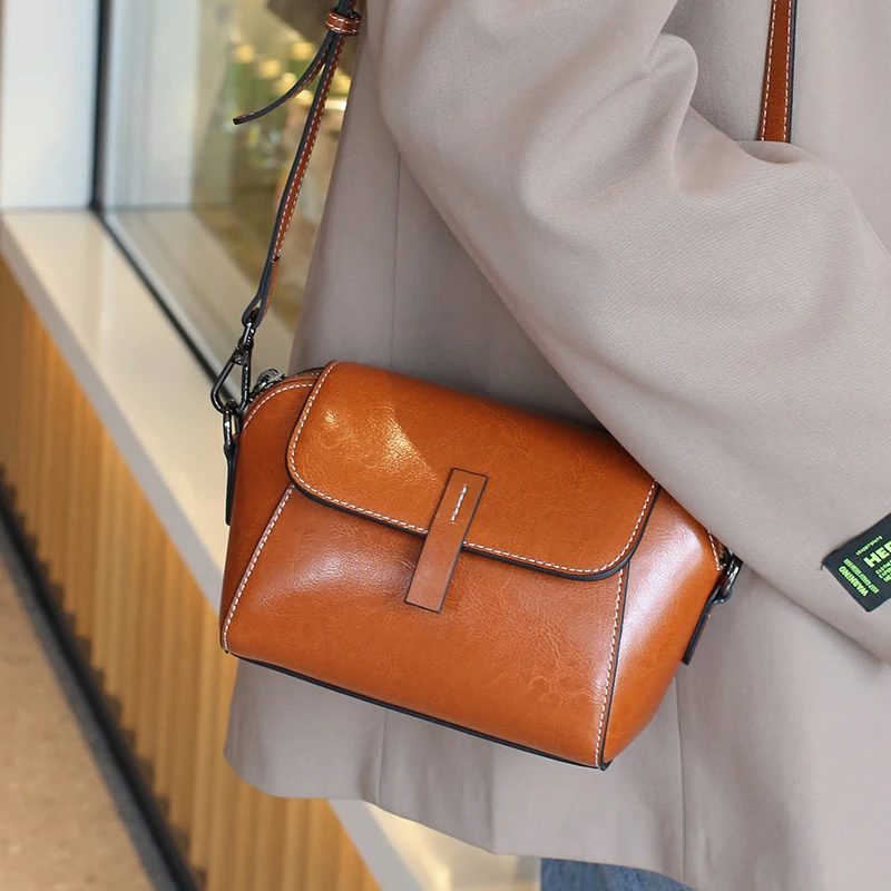 2025 New Female Oil Wax Cowhide Genuine Leather Crossbody Bag Fashionable Versatile Shoulder Shell Handbag Lady Casual Phone Bag
2025 New Female Oil Wax Cowhide Genuine Leather Crossbody Bag Fashionable Versatile Shoulder Shell Handbag Lady Casual Phone Bag