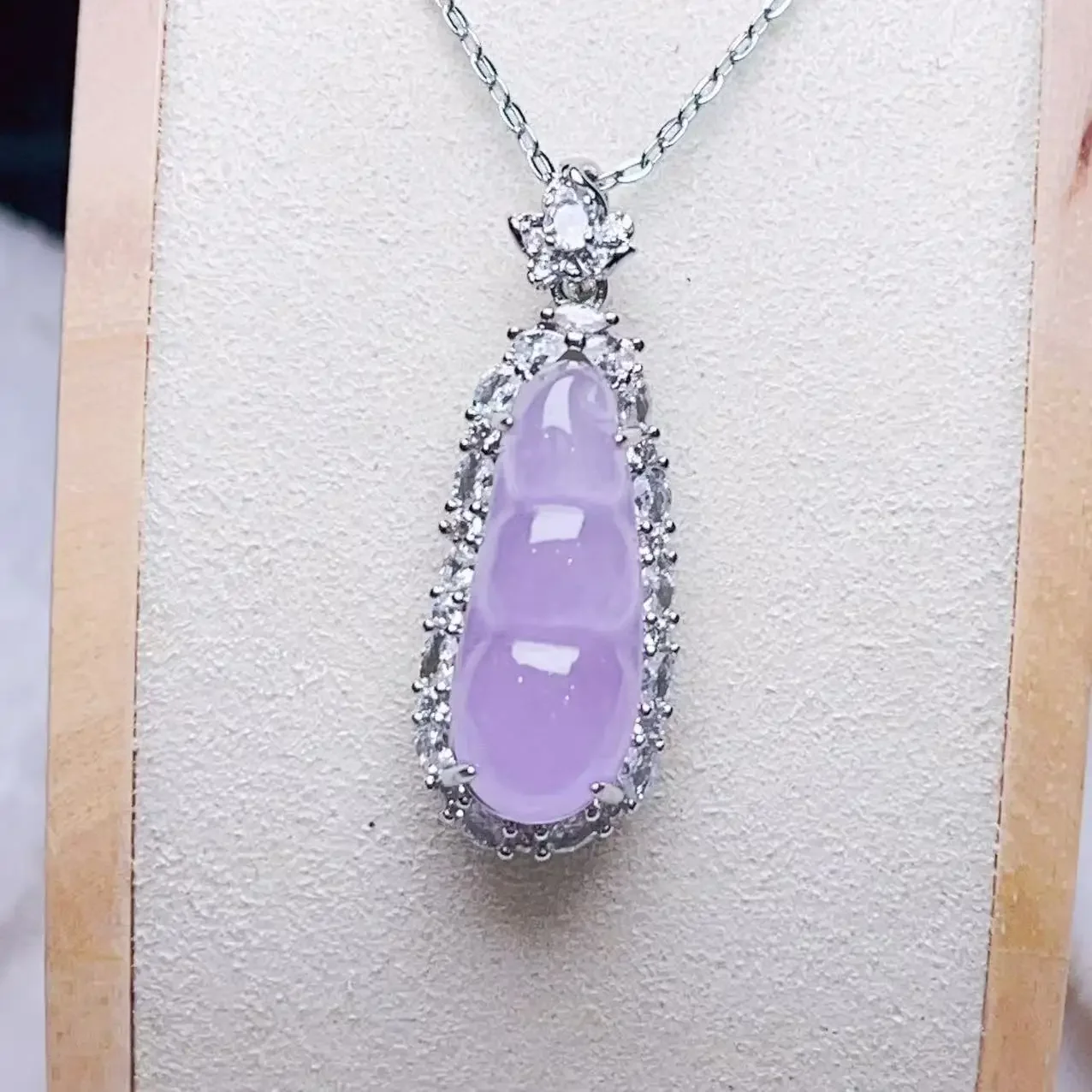 Jade Ice Violet Fu Beans Ice Hydrating Fine Carved Green Beans Jade High Ice Purple Pendant Gift
Jade Ice Violet Fu Beans Ice Hydrating Fine Carved Green Beans Jade High Ice Purple Pendant Gift